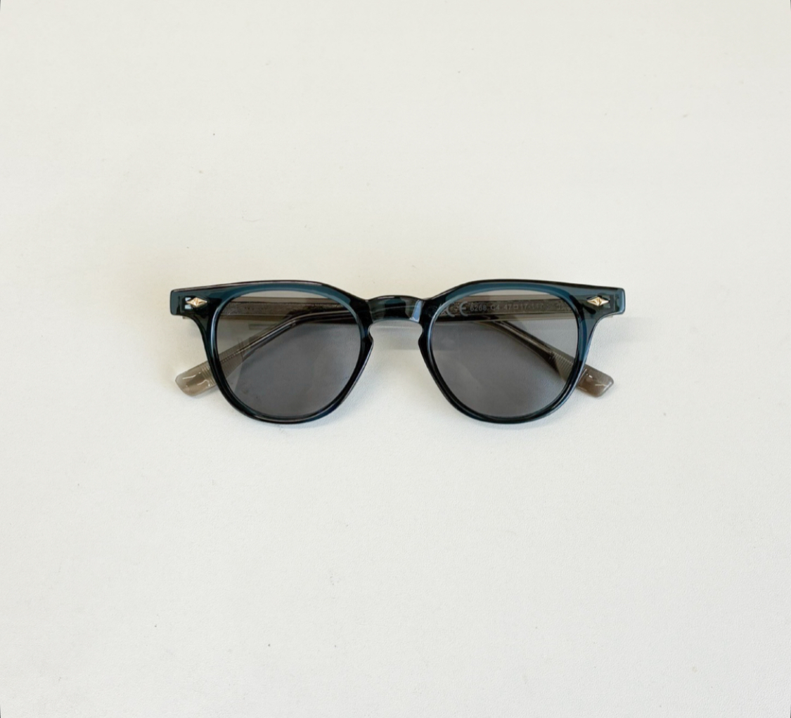 ネイビー×グレーが魅せる大人のクラシカルサングラス