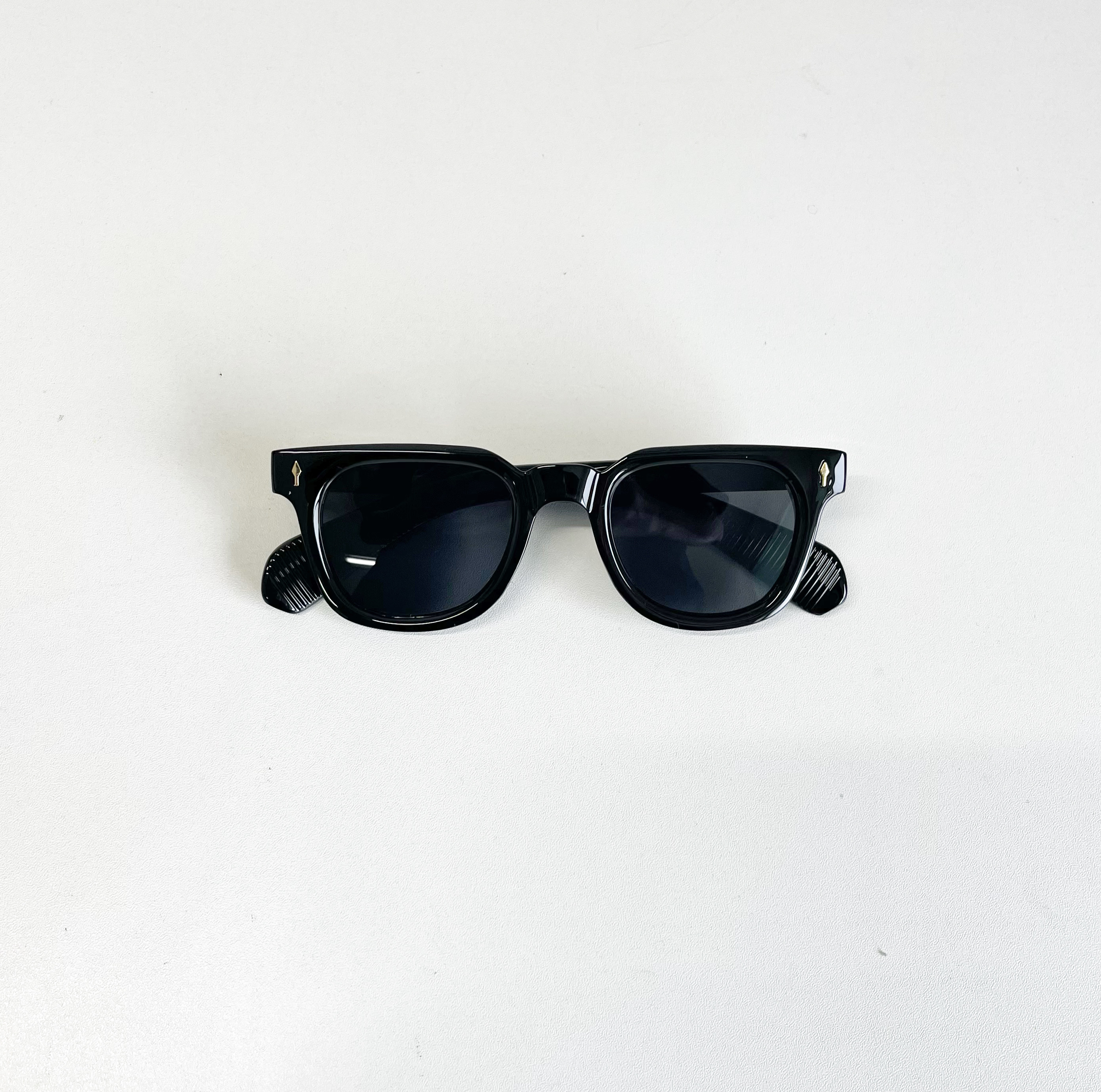 個性際立つ希少デザインのブラックサングラス