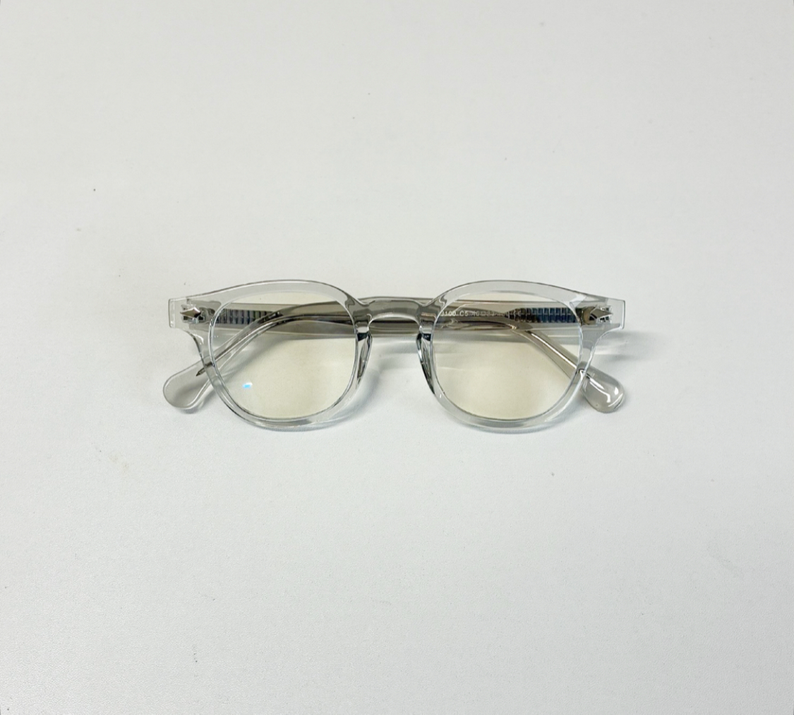 クリアグレーフレームで上品&清潔感、どんな服にも合う万能メガネ。