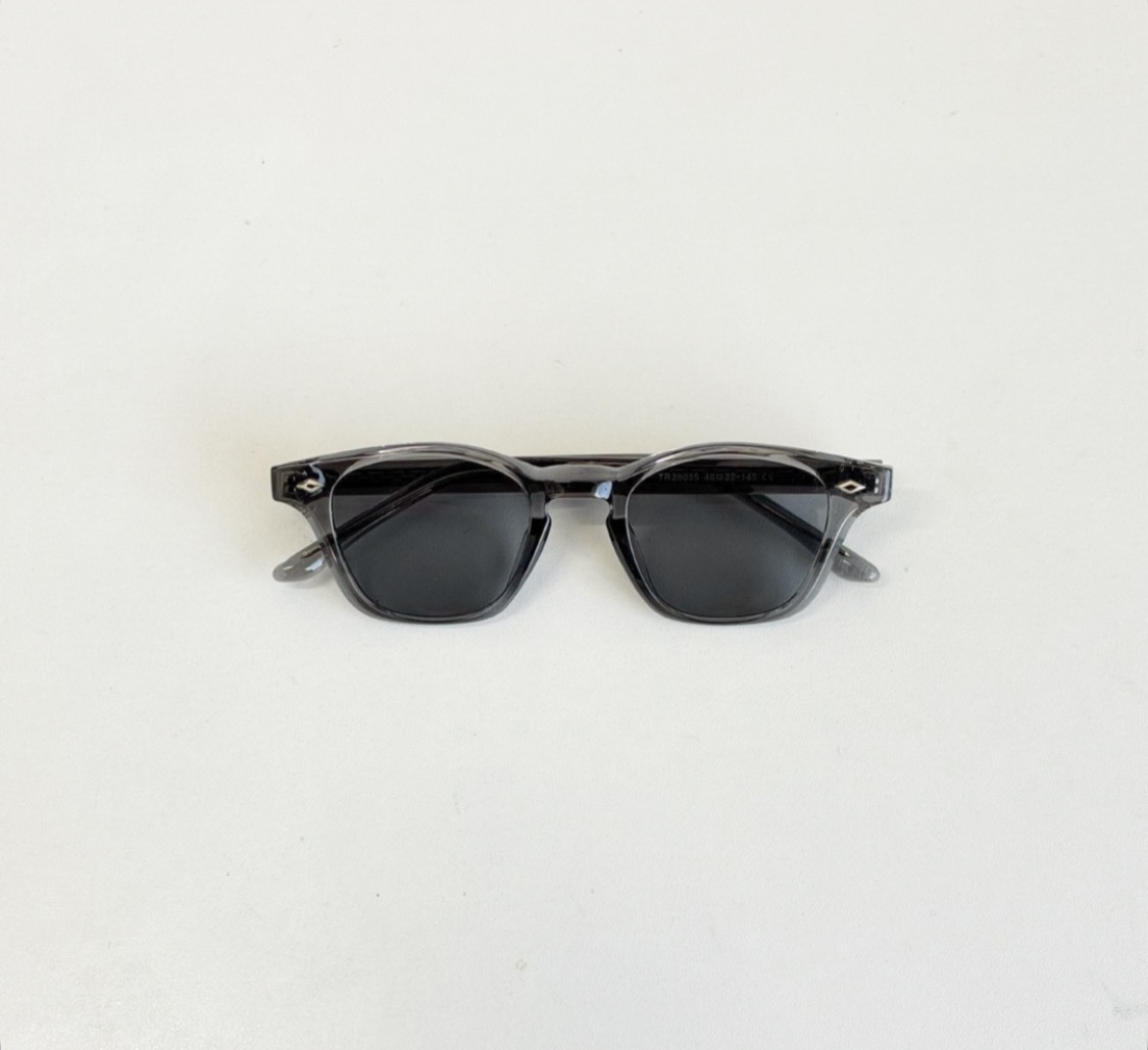 静かな高級感を纏うクリアグレーフレームサングラス