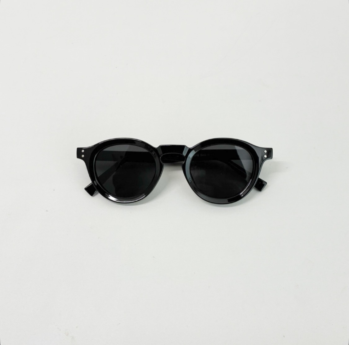 どんな服にも映える、丸型ブラックサングラスの魅力