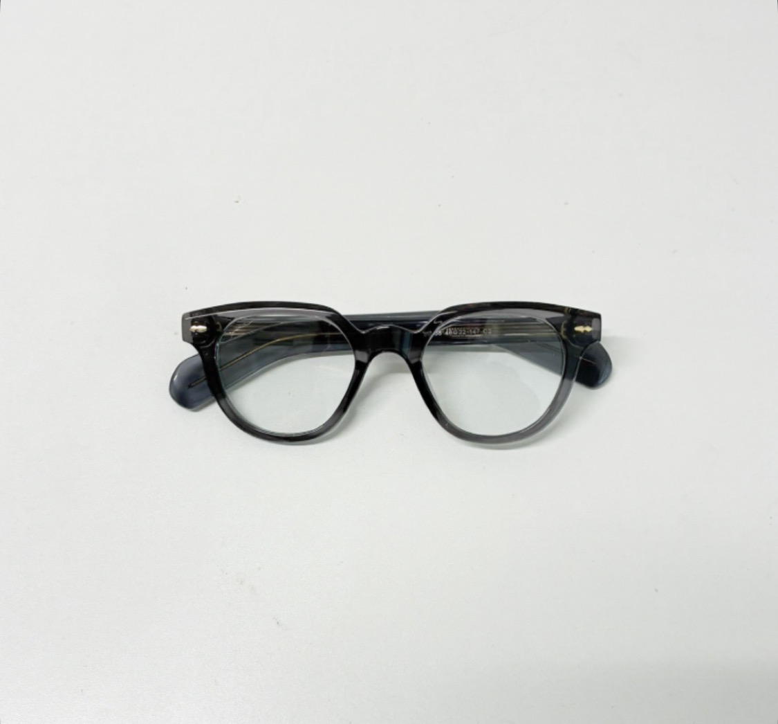 透明感と品格を演出するクラシカル眼鏡