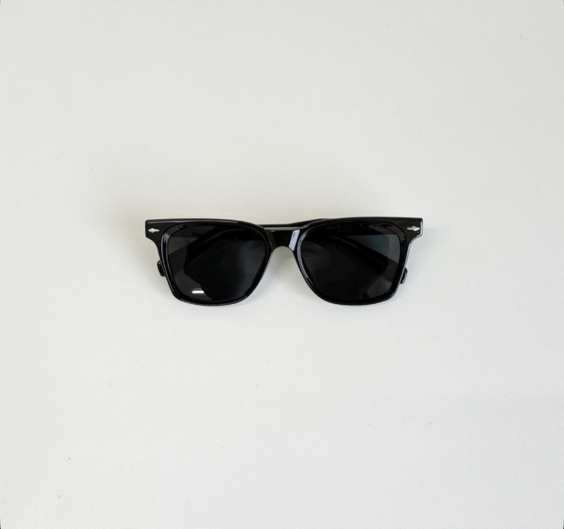 オシャレと丈夫さを両立した人気ブラックサングラス