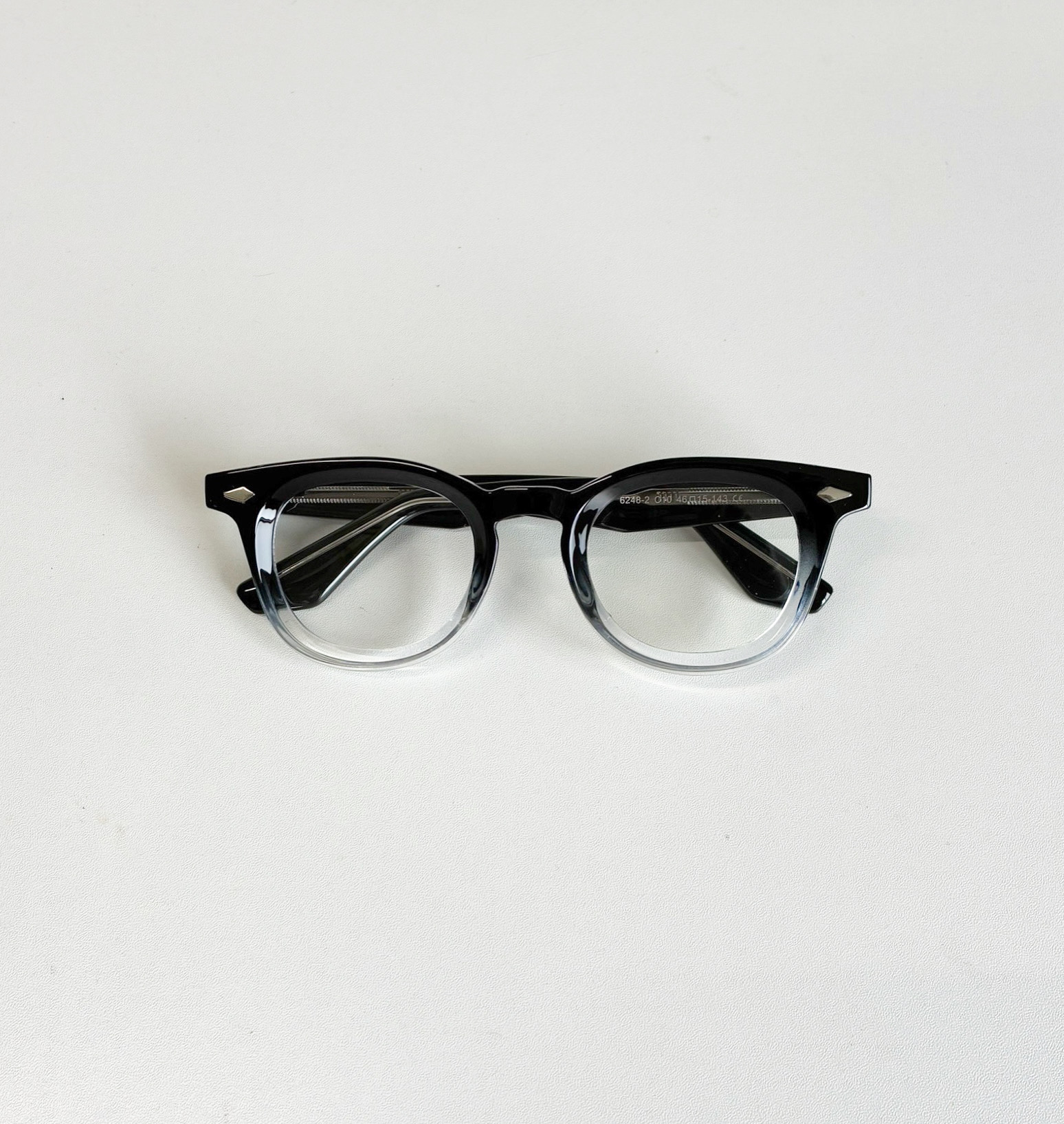 クラシカルとモダンが融合した上質メガネ