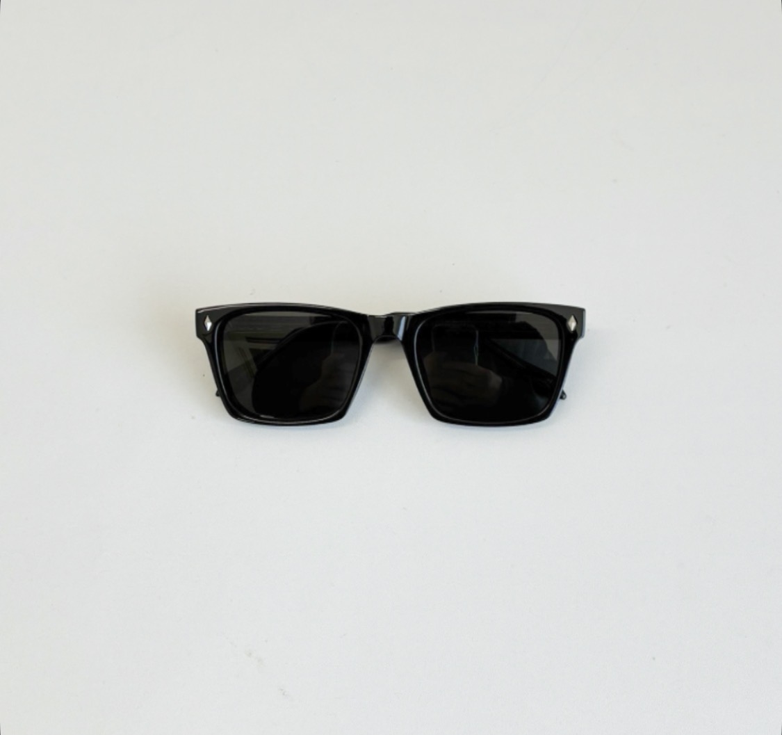 静かな品格を放つブラックサングラス