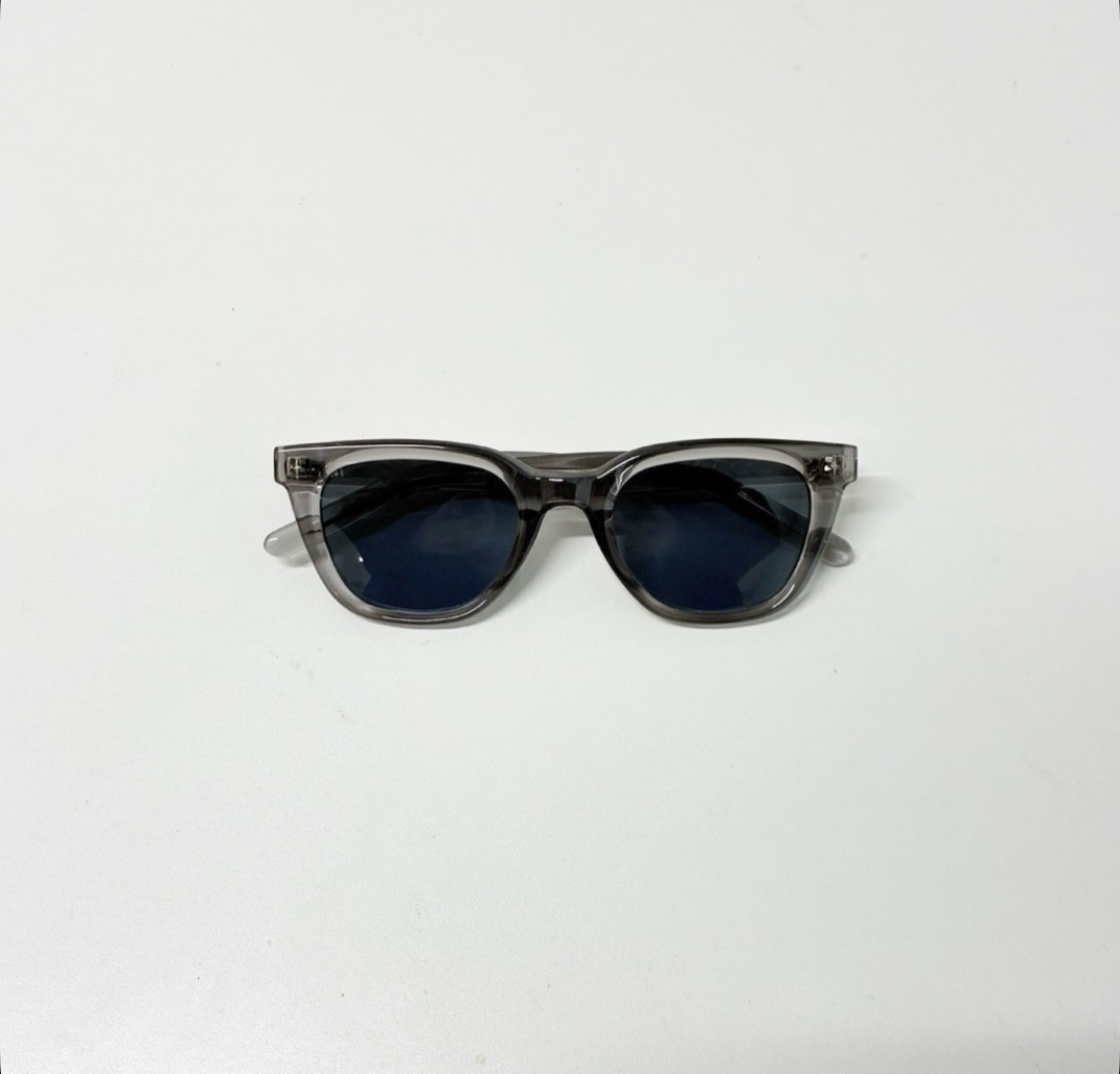 グレー×クリアが映える大人サングラス