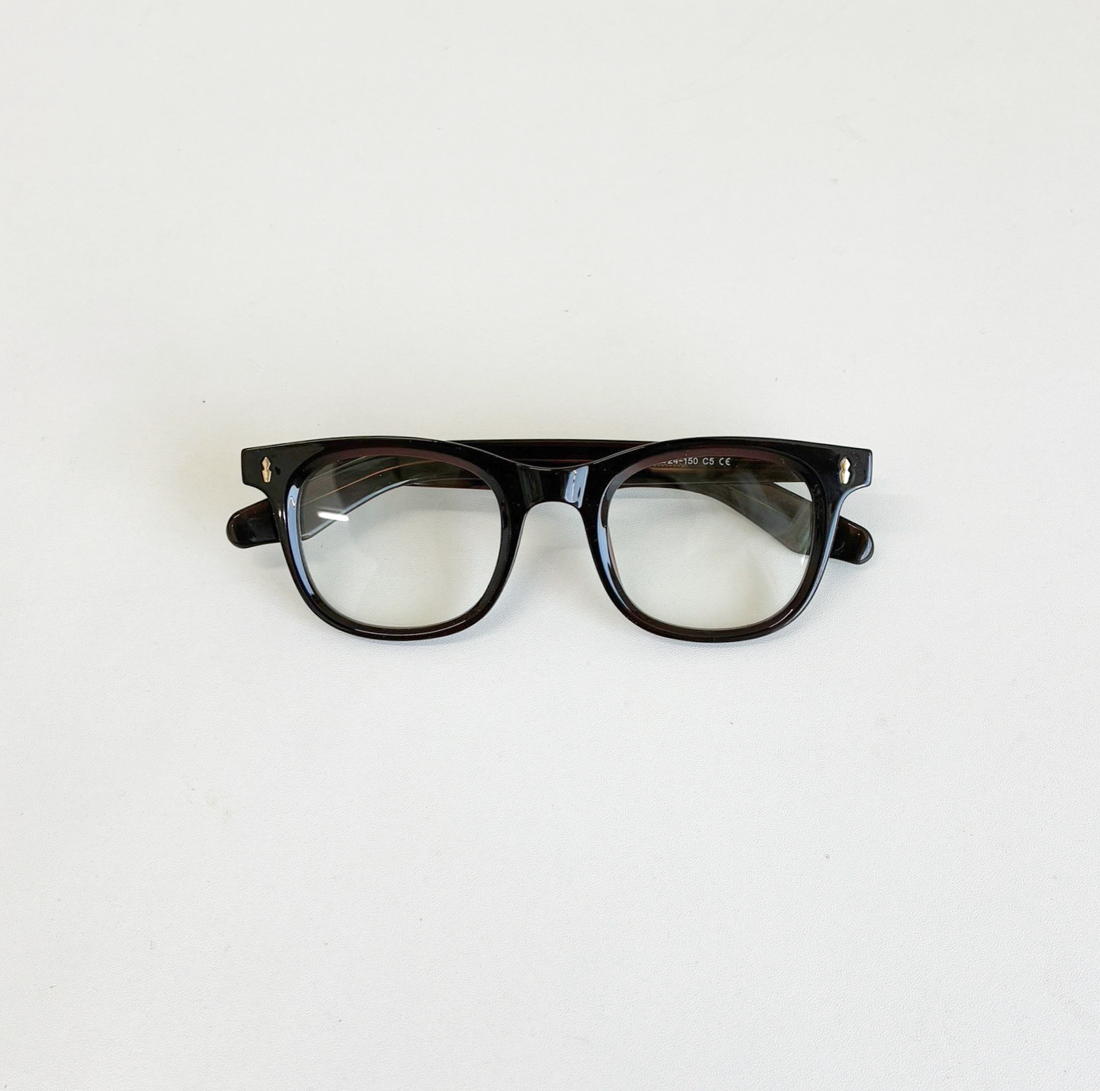 雰囲気をまとう。ブラウン太ぶちメガネで叶える知的おしゃれスタイル