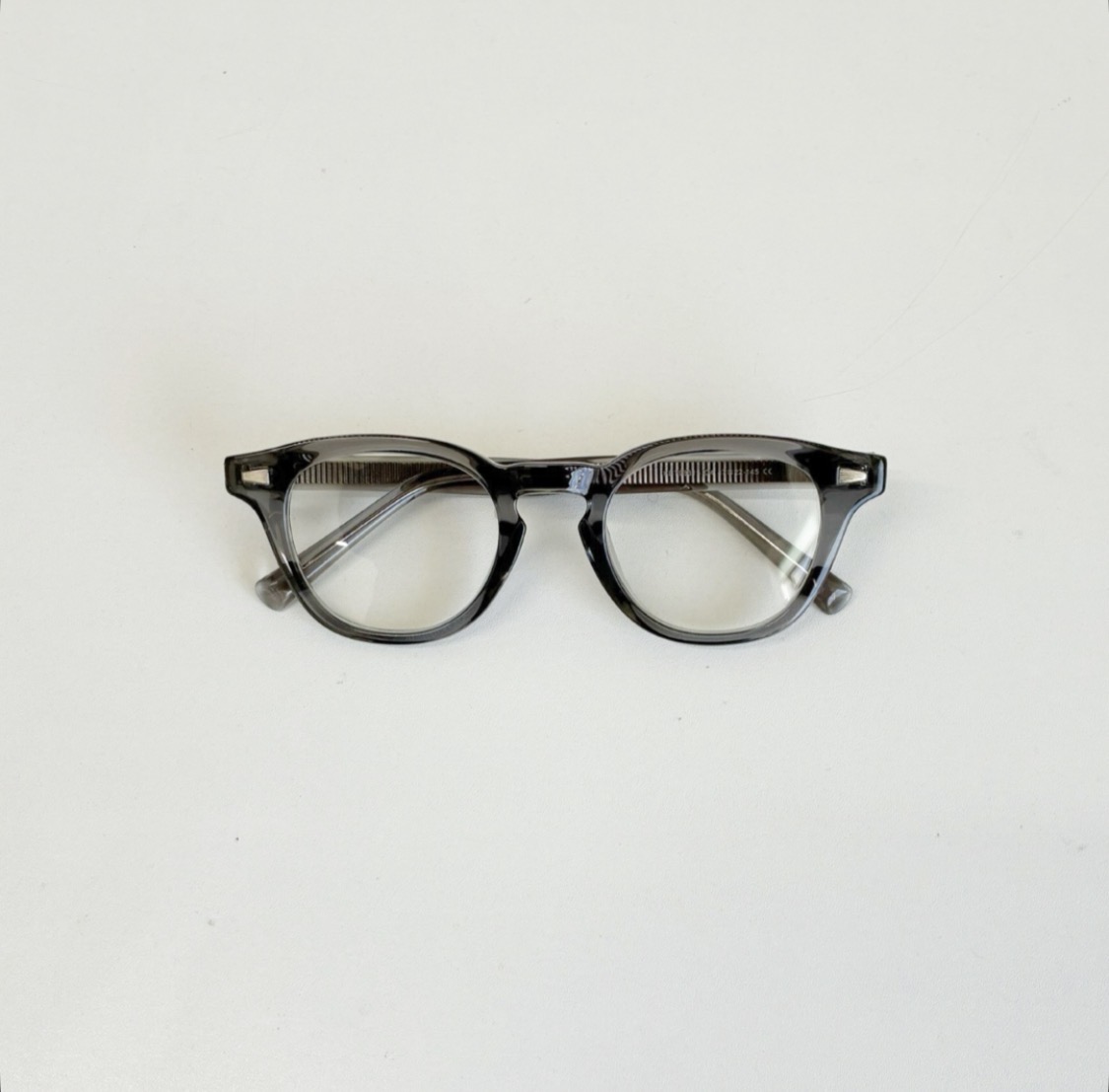 「透明感で魅せる！人気クリアグレーメガネ」
