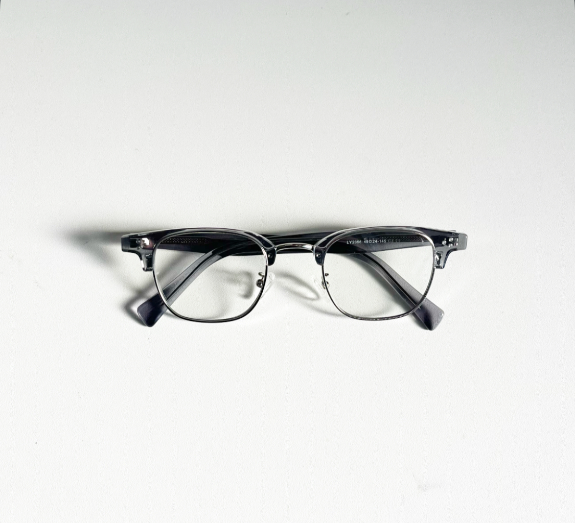 流行のクリアグレーサーモントで知的なビンテージスタイル