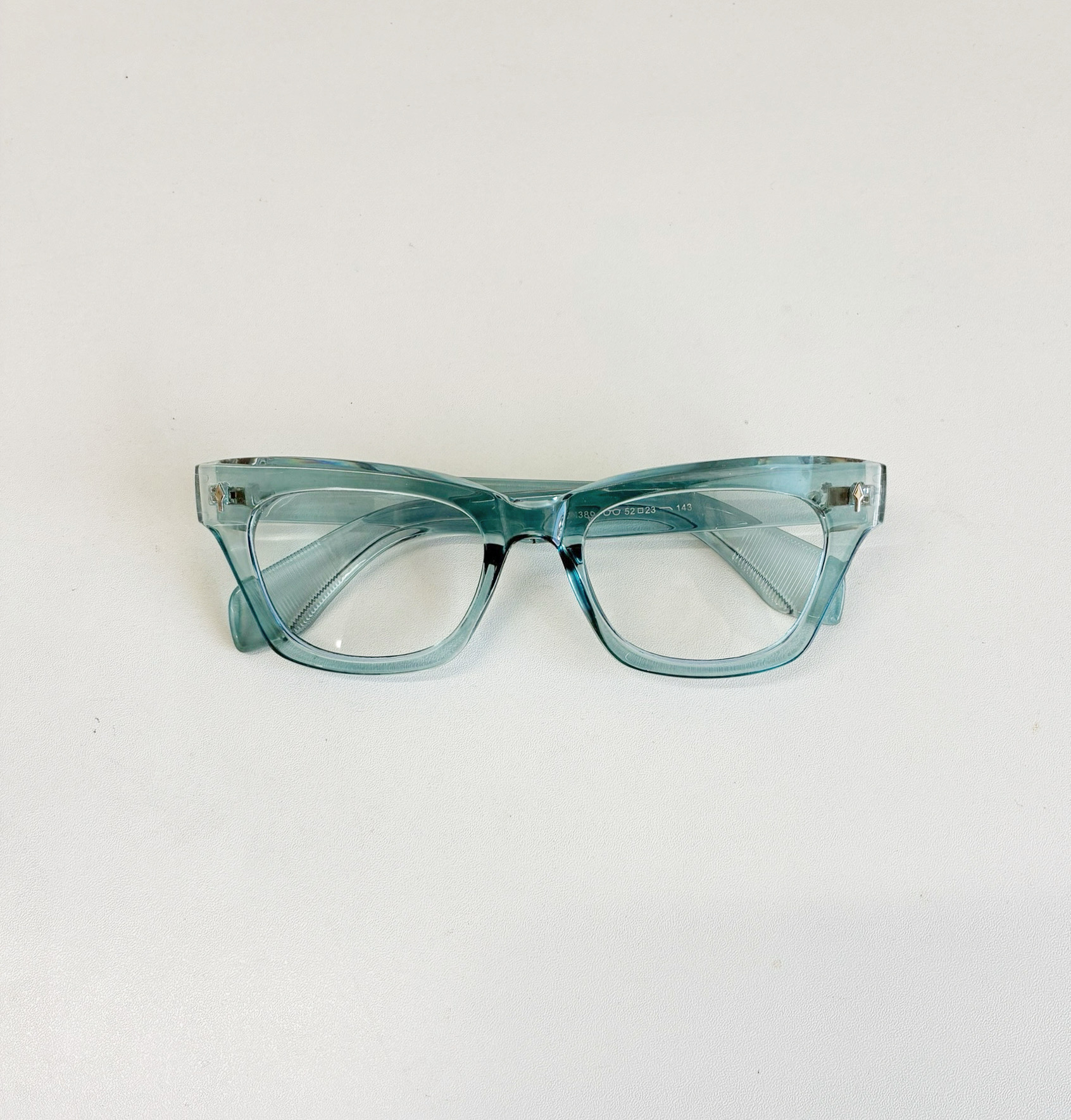 清潔感と爽やかさをまとう伊達眼鏡フレーム