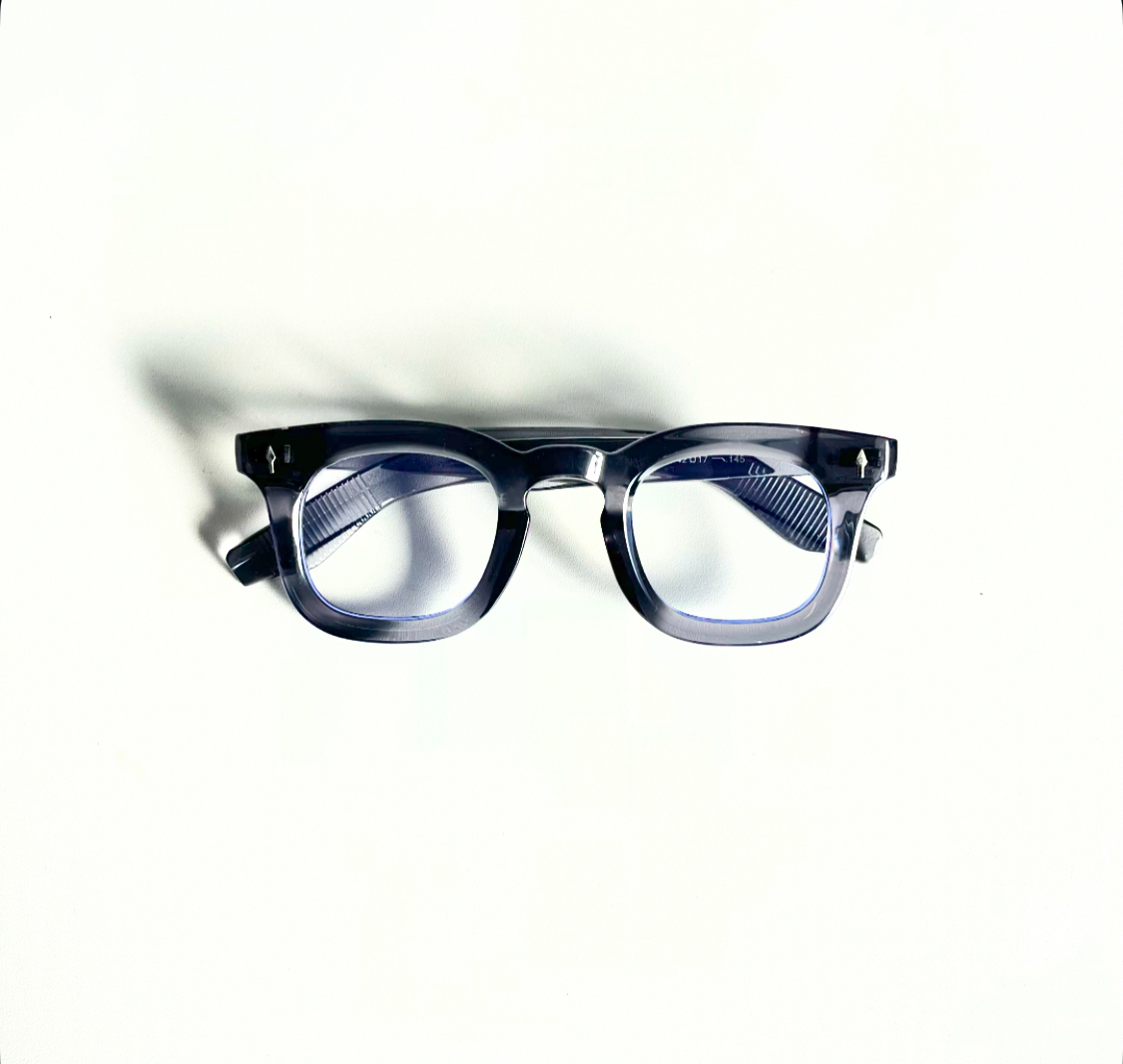 クリアグレー太ぶちで魅せる“ワンランク上”の洗練メガネ