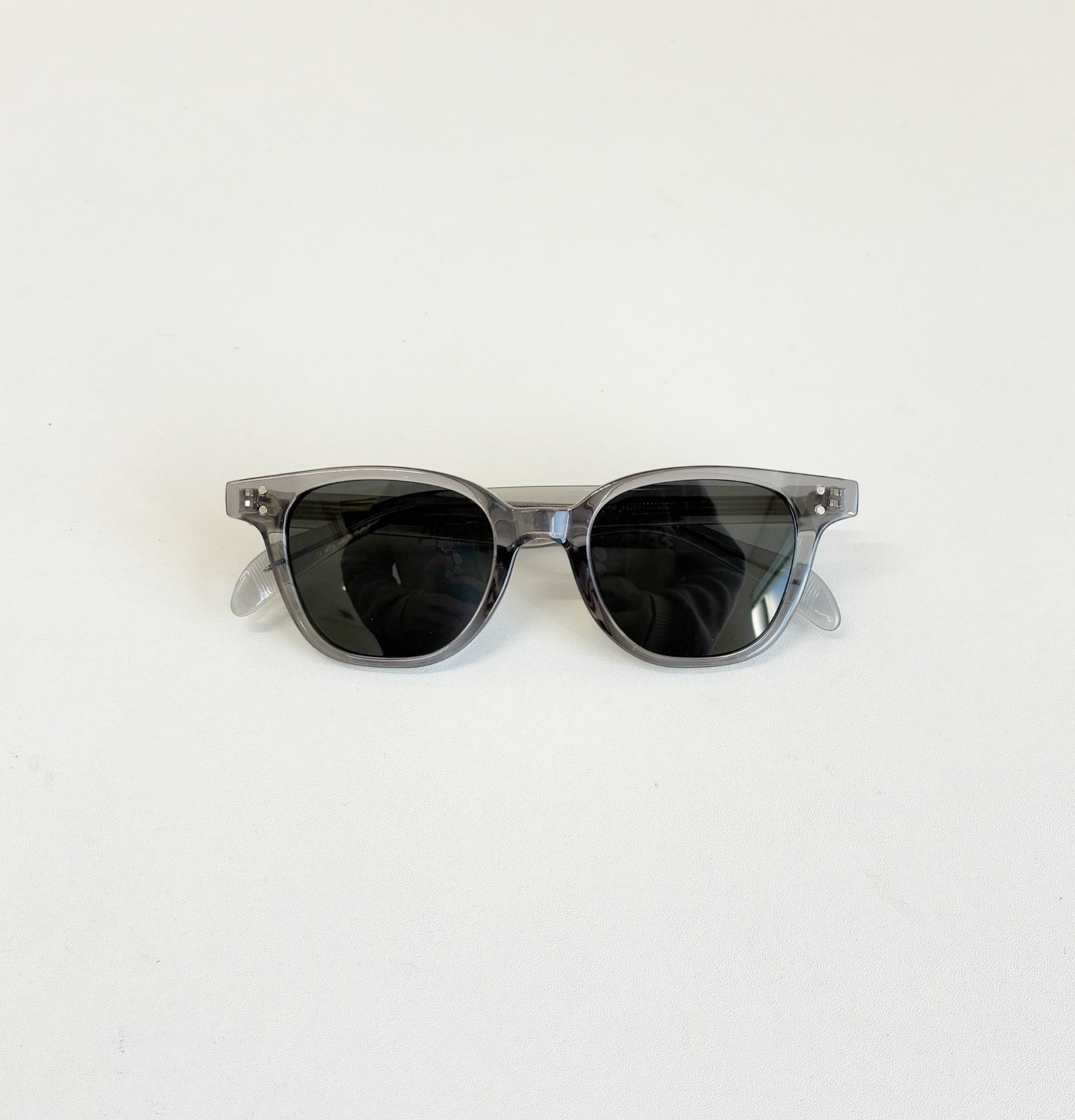 上品グレーフレームで紫外線カット。人気のクラシカルサングラス。