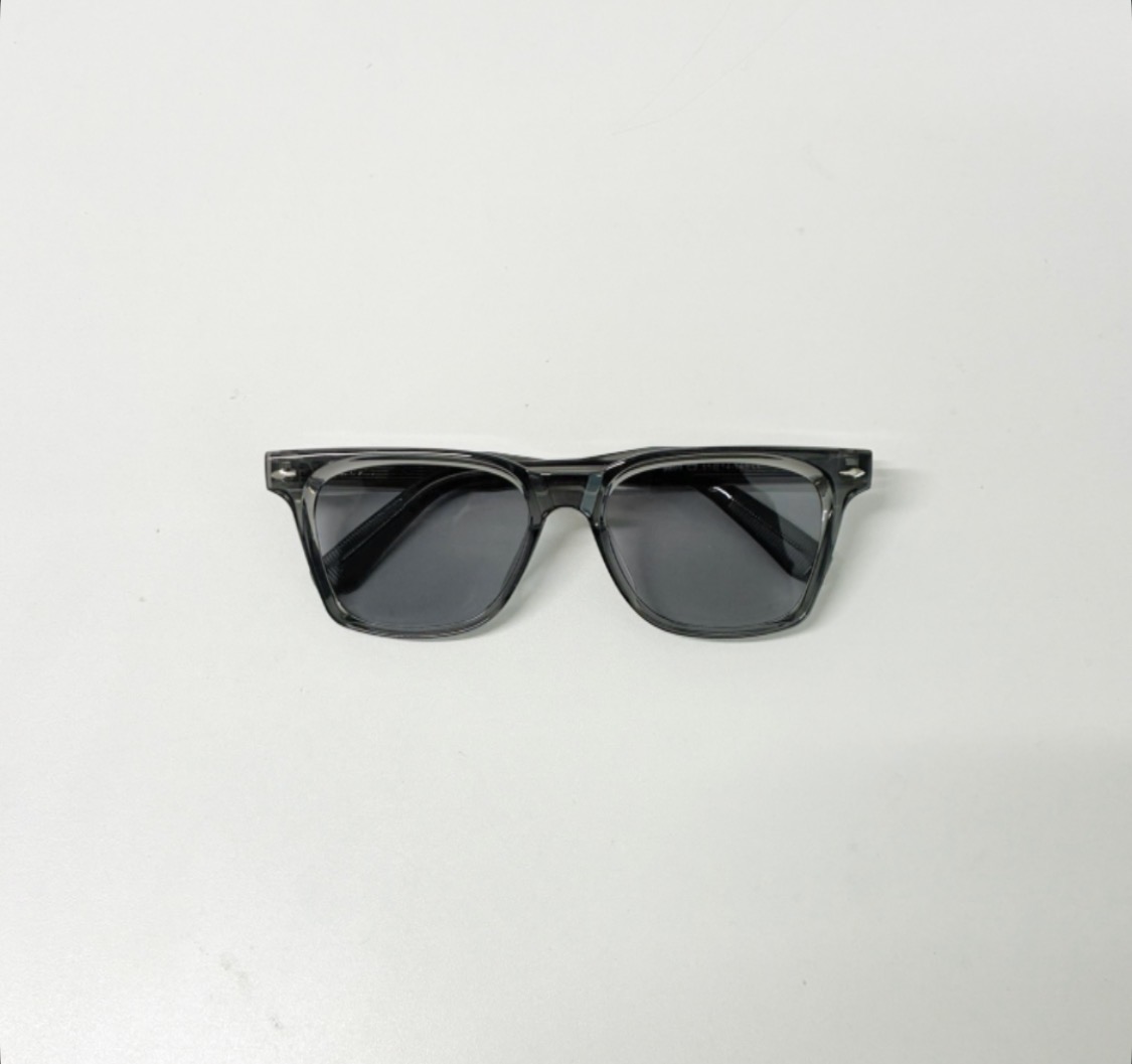 透明感が映える人気グレーサングラス