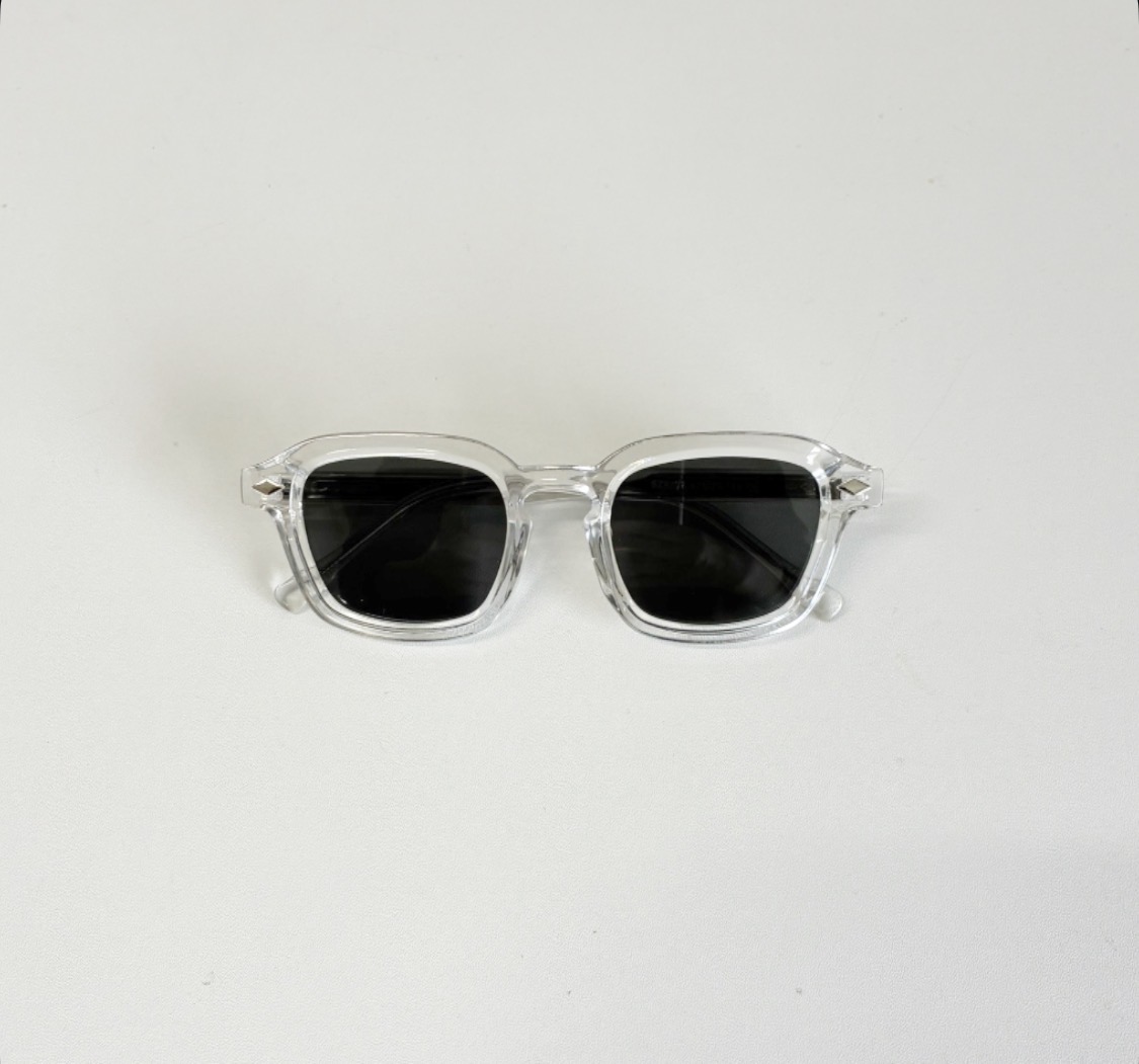 抜け感で魅せるクリアフレームサングラス