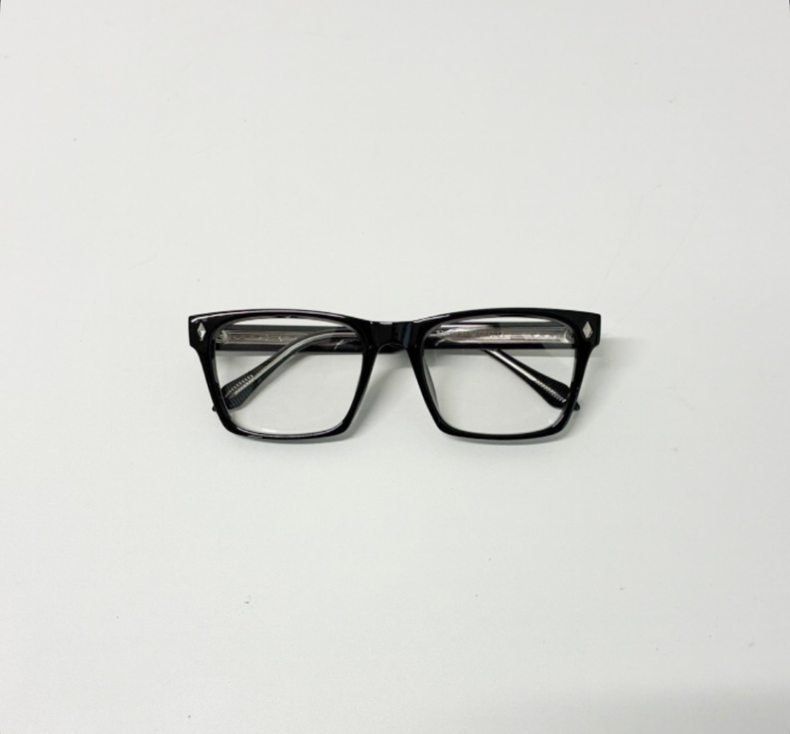 丈夫で使いやすい人気のブラックフレームメガネ