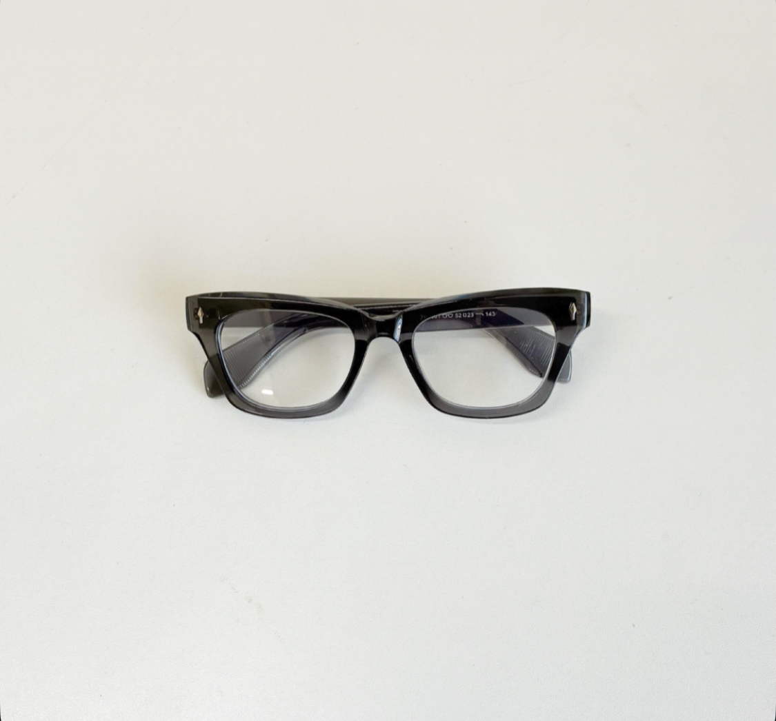 伊達眼鏡で魅せる！人気クリアグレーフレームの魅力