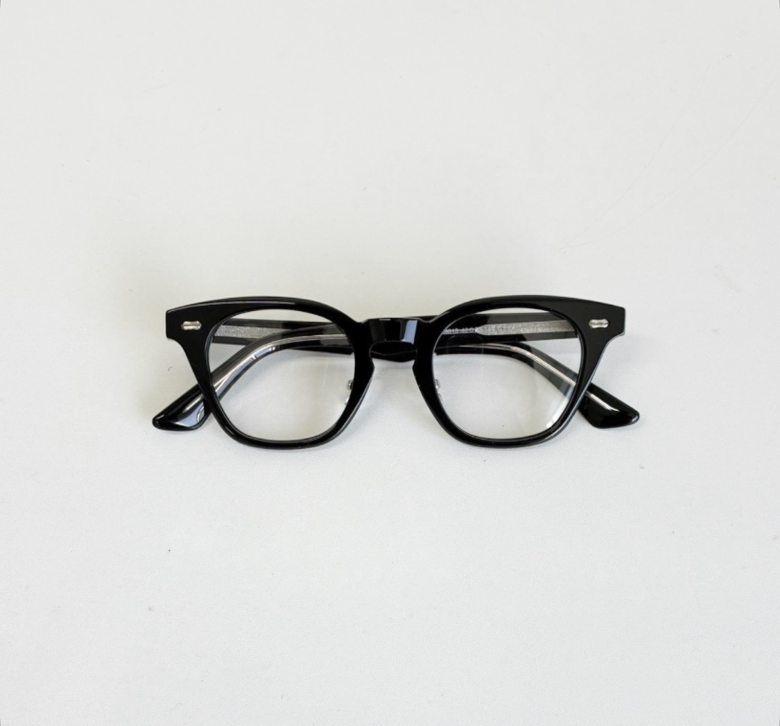 品格をまとうクラシカル高級メガネの魅力