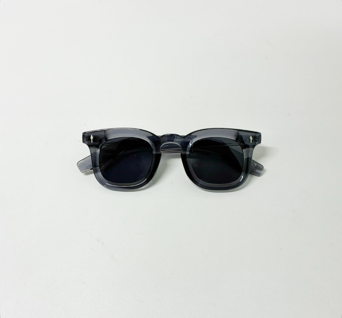 クリアグレーが映える上品で機能的なサングラス