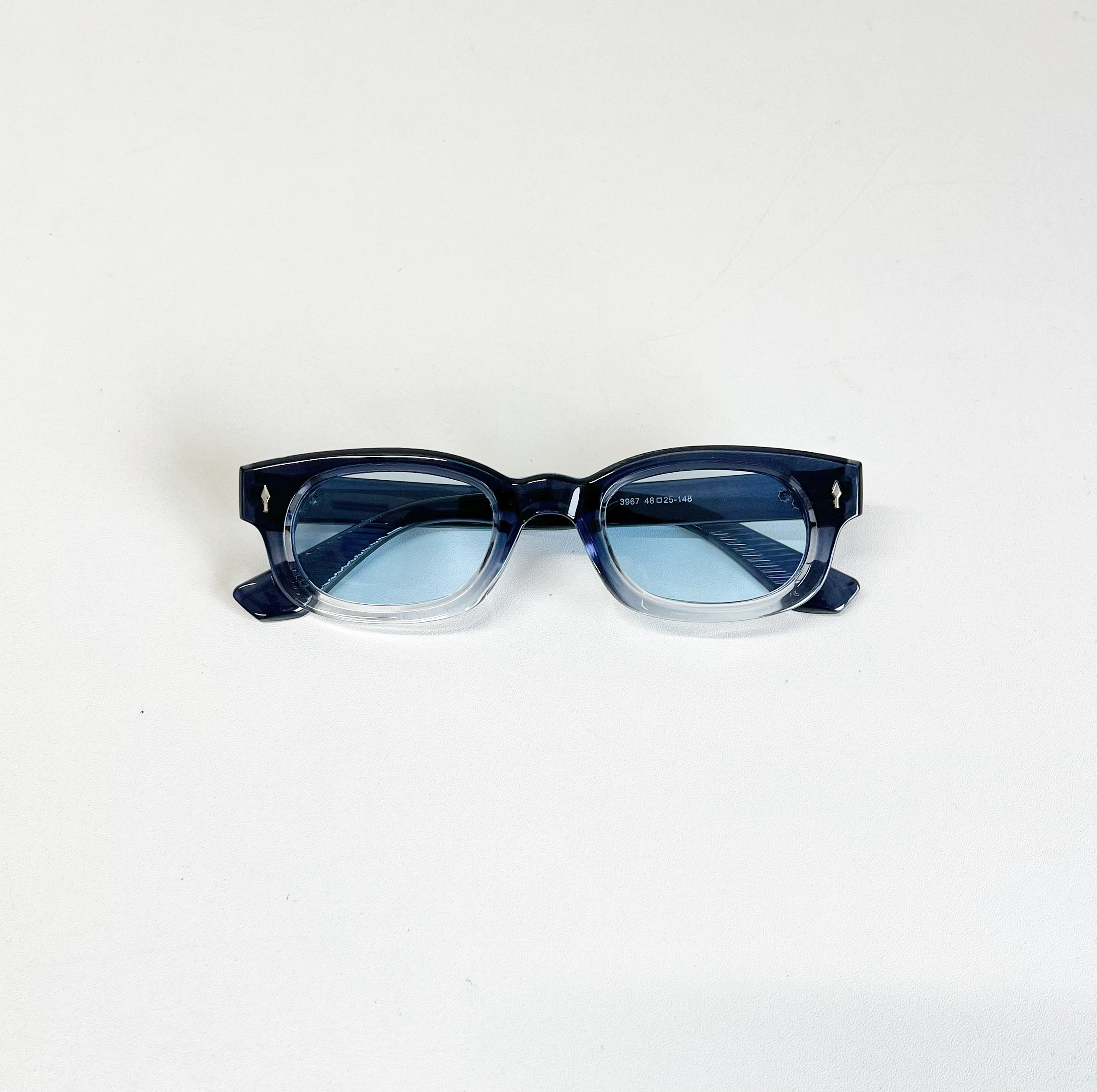 個性と爽やかさを纏う、洗練サングラス