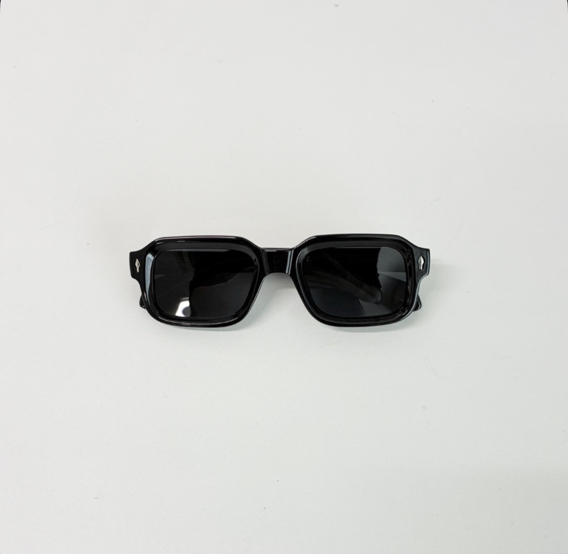 季節を問わず使える定番ブラックサングラス