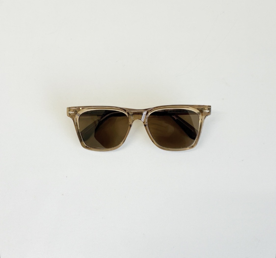 大人の魅力を引き立てるブラウンフレームサングラス