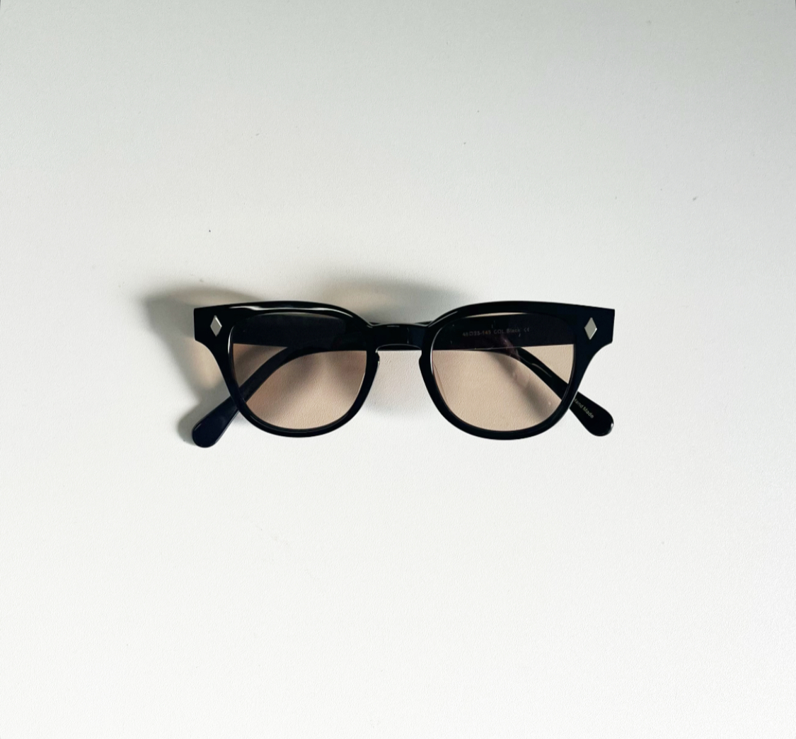 ビンテージ風ブラックサングラスで上品UV対策