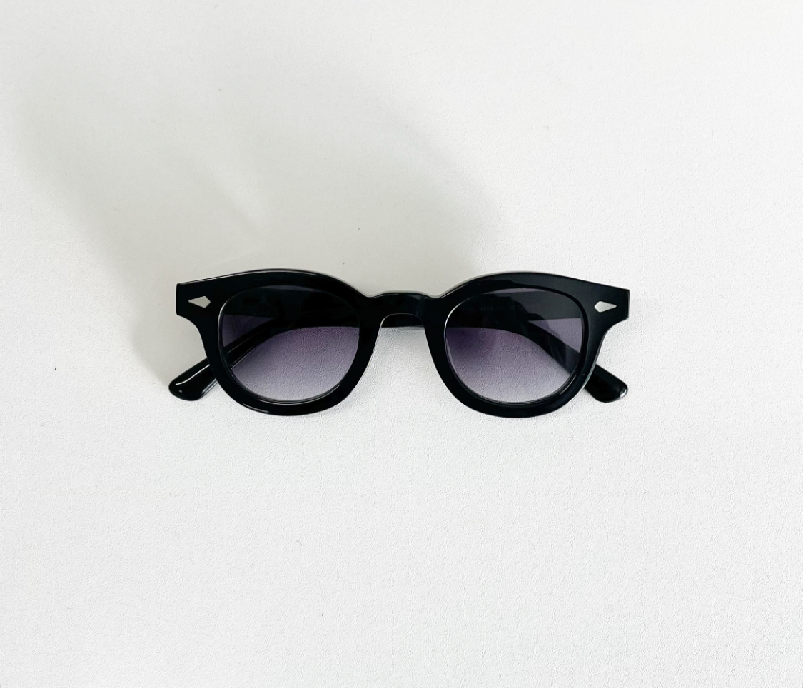 シンプルなのに存在感。大人のための逸品サングラス