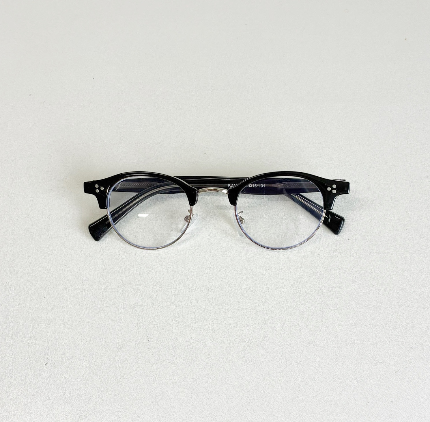 クラシカルで上品、丸型が映えるサーモントメガネ。