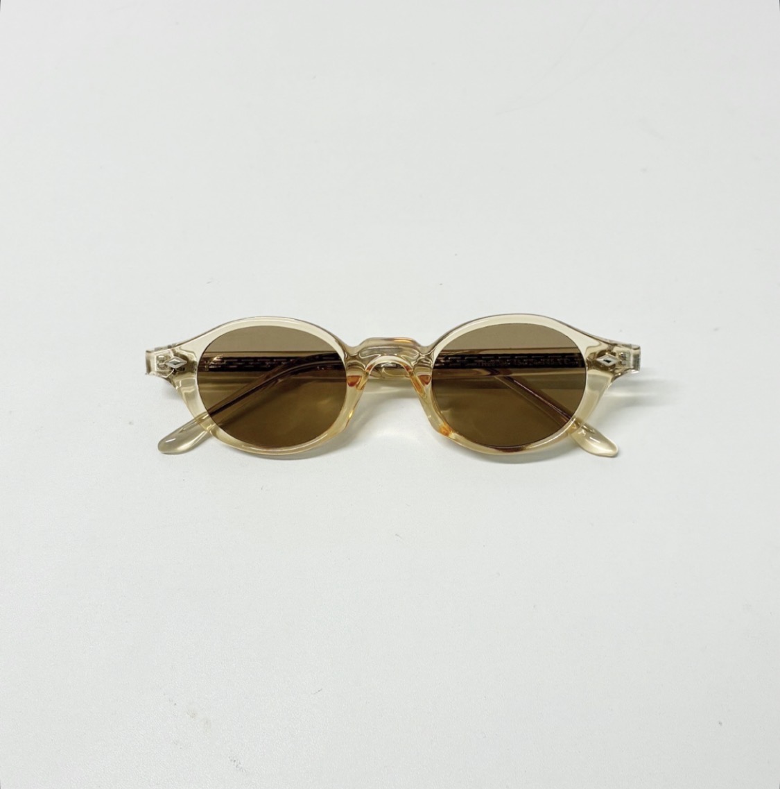 クリアフレーム×ブラウンで抜け感と個性を両立する旬のサングラス。