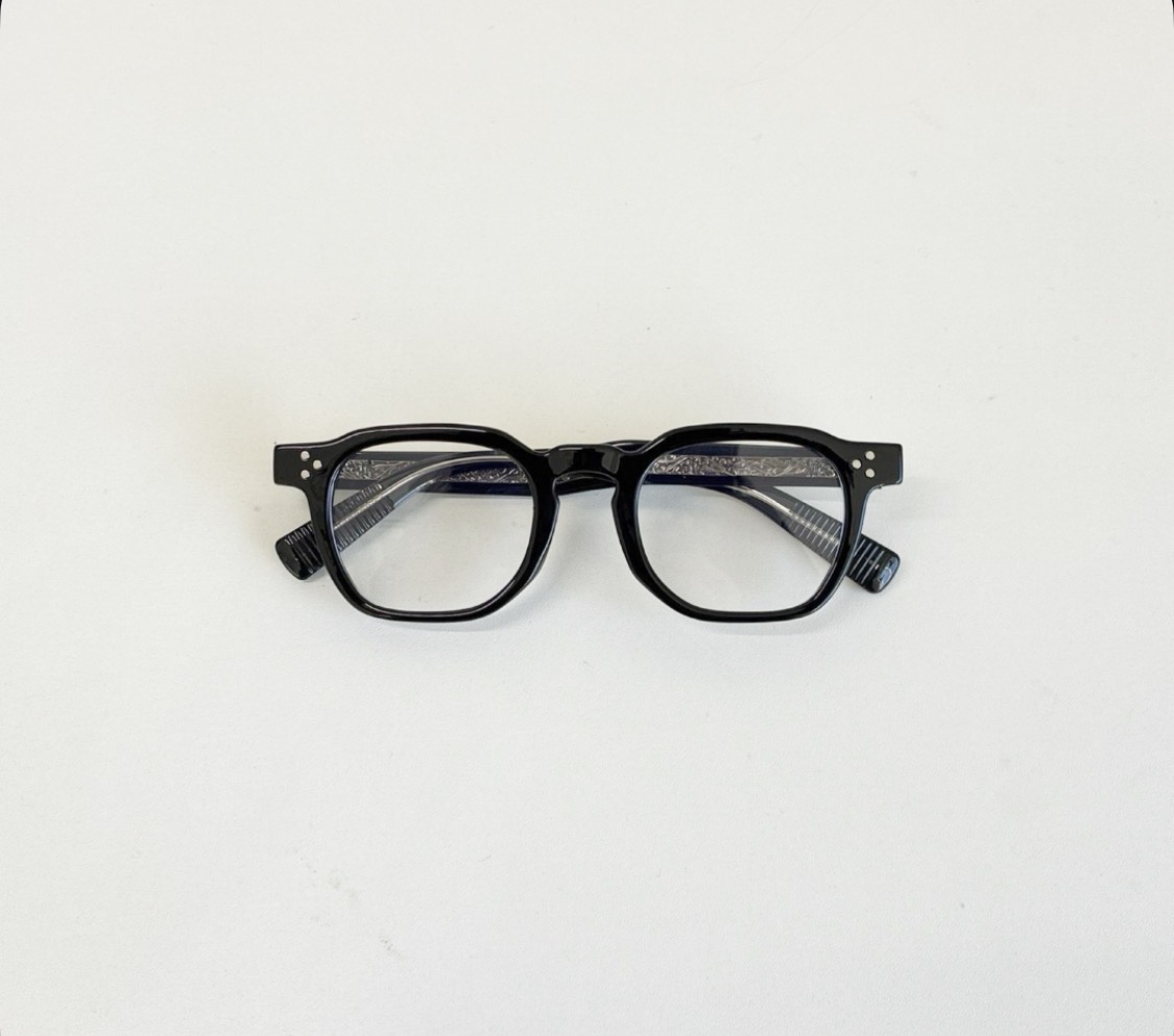 クラシック漂う黒縁伊達眼鏡で大人の洒落感を演出
