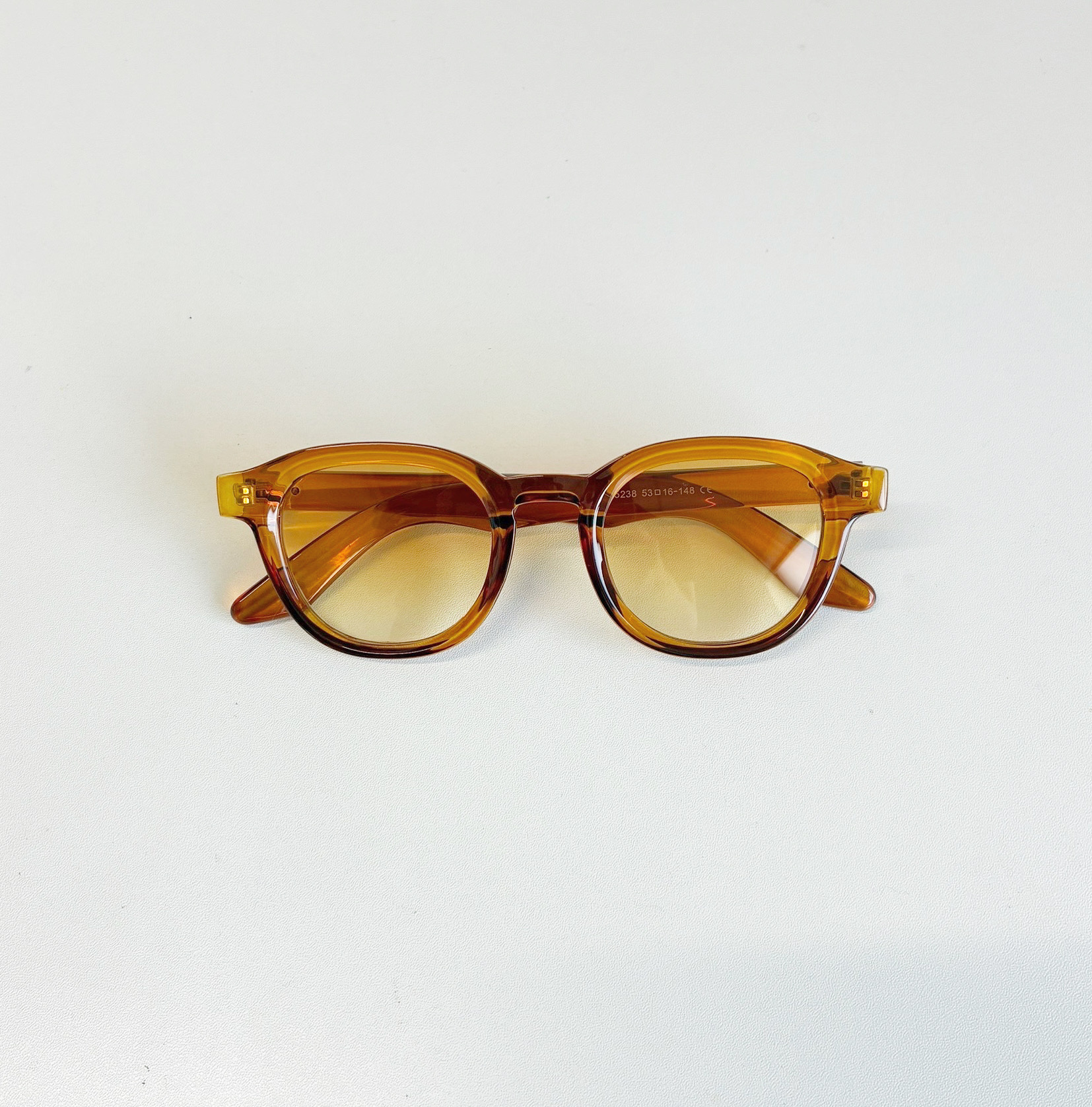 個性際立つ！魅力的なオレンジサングラス