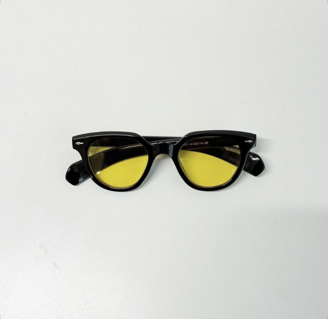 ブラックフレーム×イエローレンズで魅せる個性派サングラス