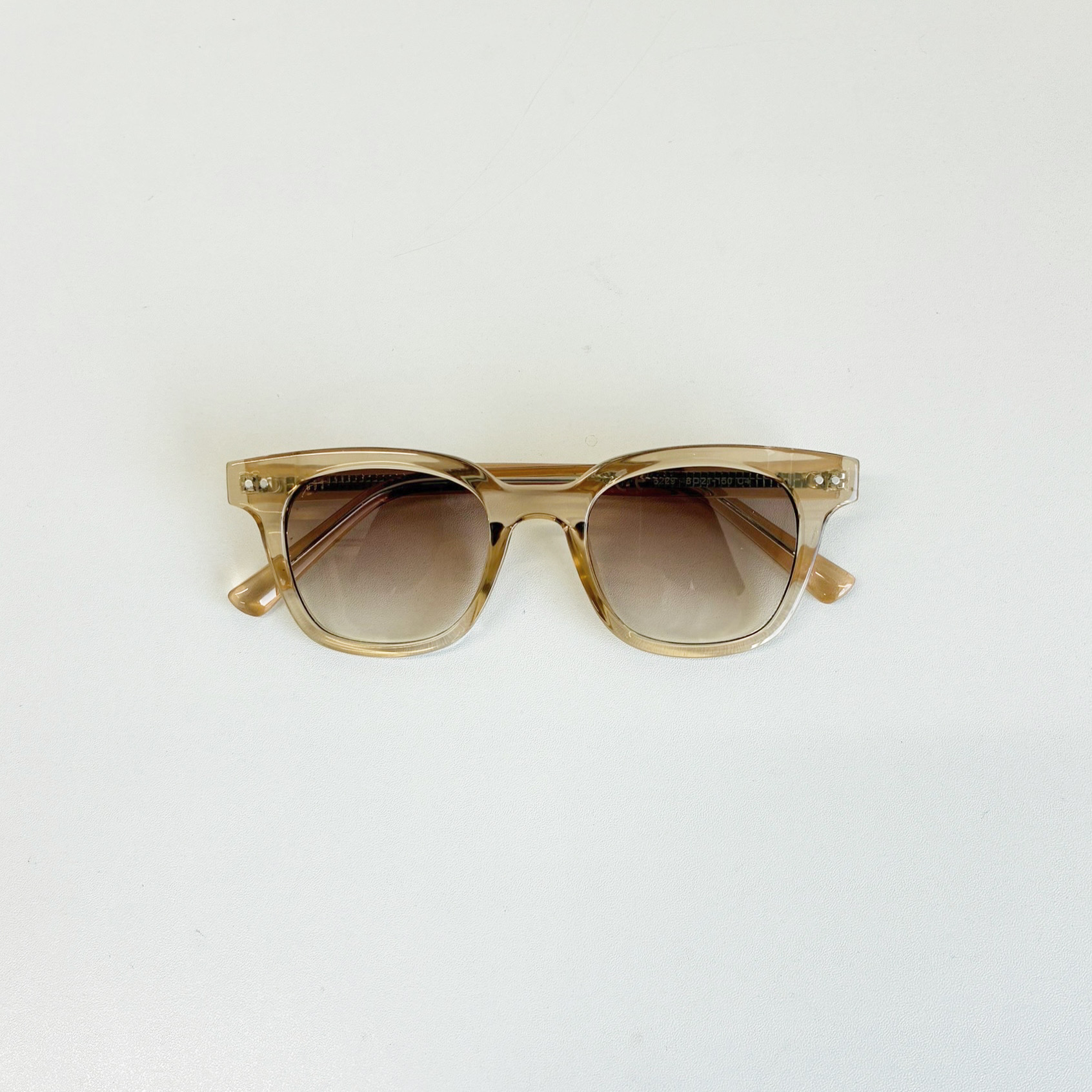 クリアブラウンのサングラスで上品に紫外線対策。