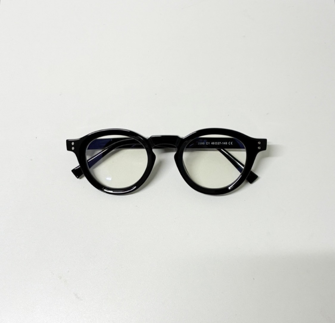 洗練と抜け感を両立する「黒縁丸メガネ」究極のオシャレ術