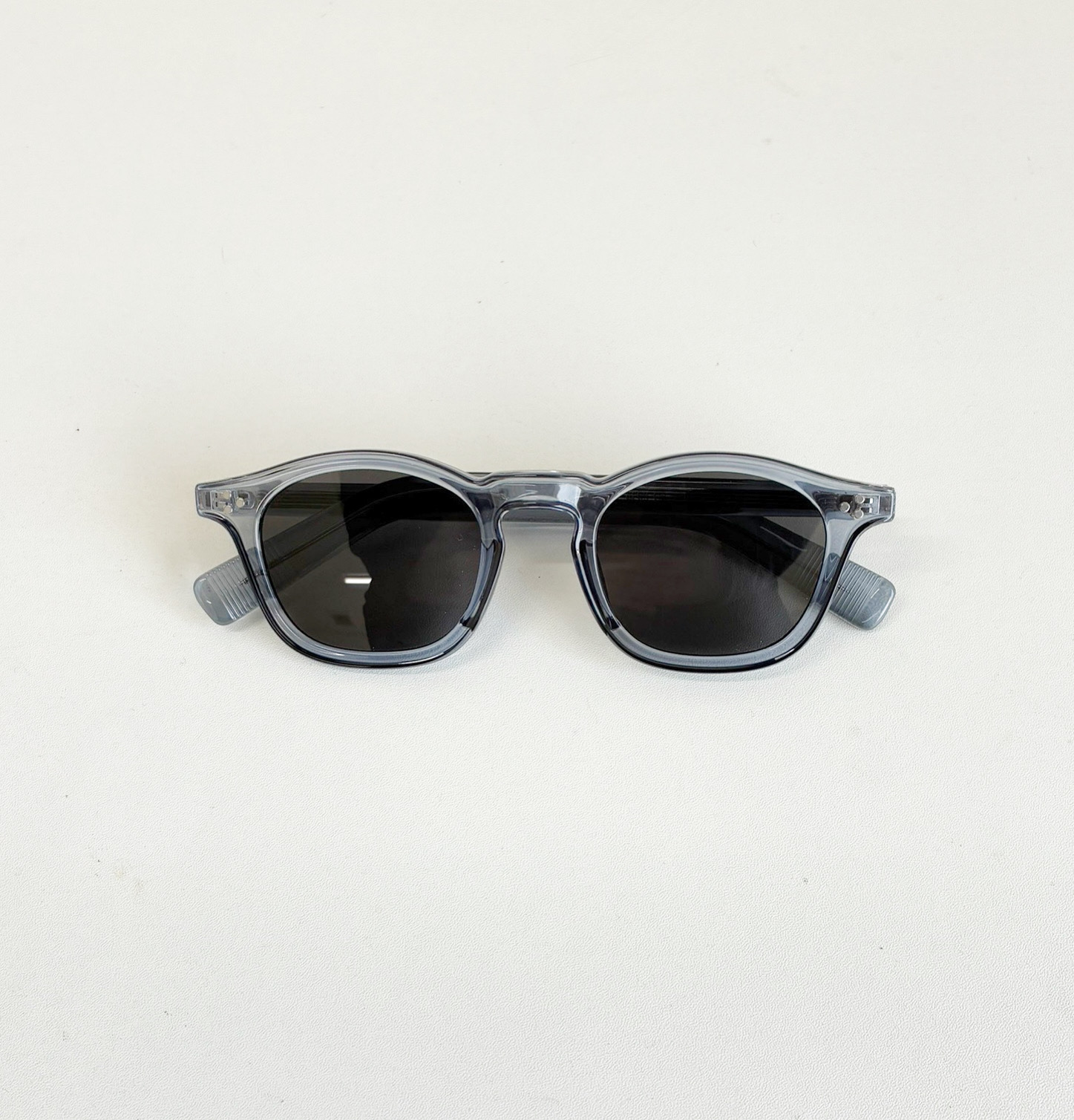 クラシカルに映える、ブルーフレームサングラス