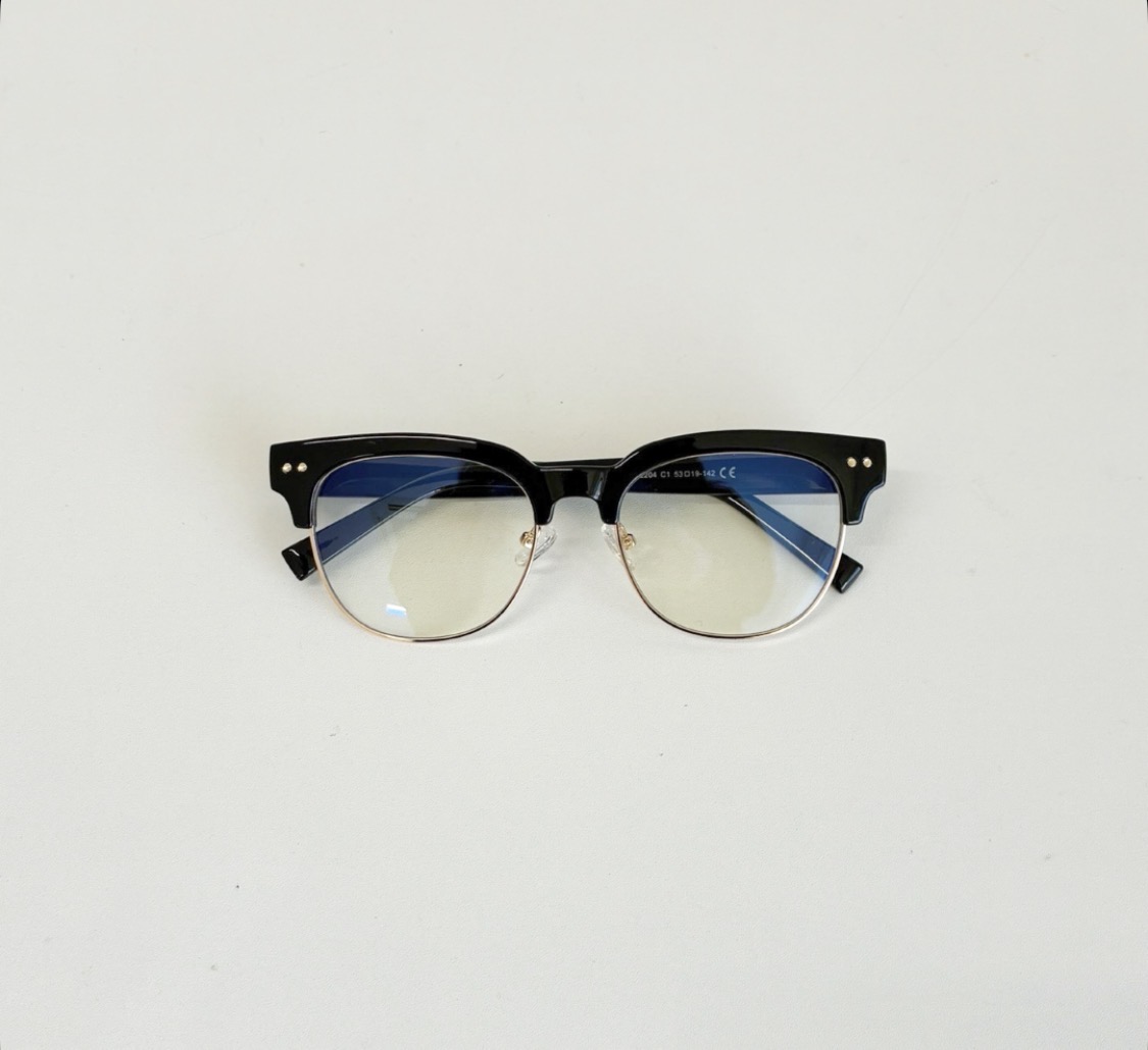ブラック×ゴールドが映える大人のサーモント眼鏡