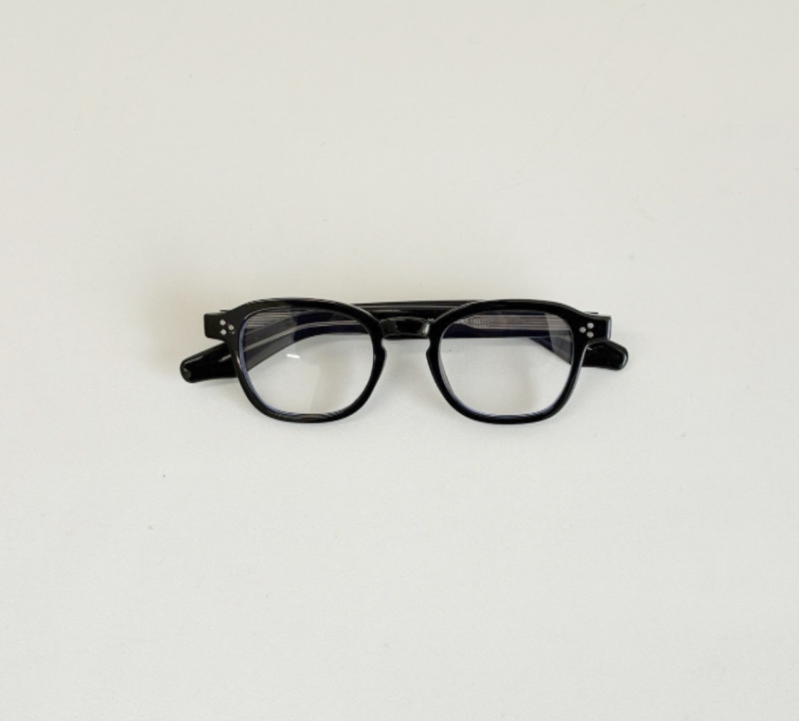 静かに格を上げる、スリードットが映える上質フレーム