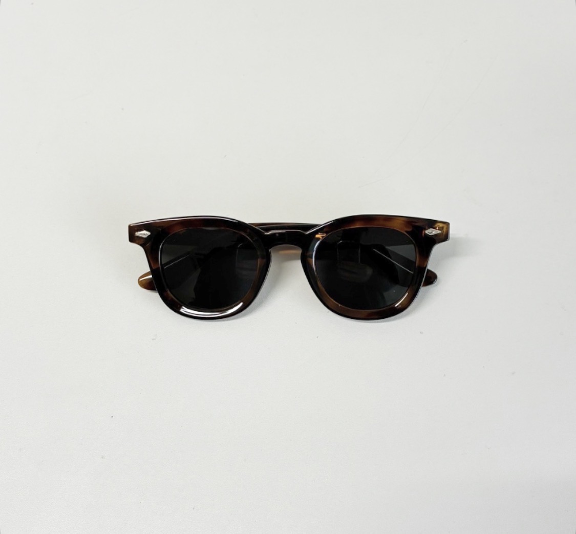 ひし形カシメが映えるべっこう柄サングラス