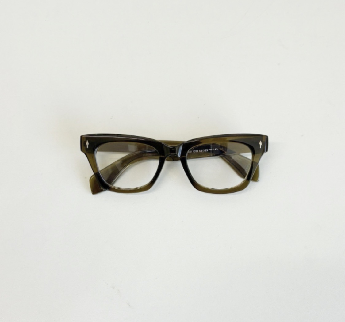 やさしく彩るクリアオリーブ眼鏡