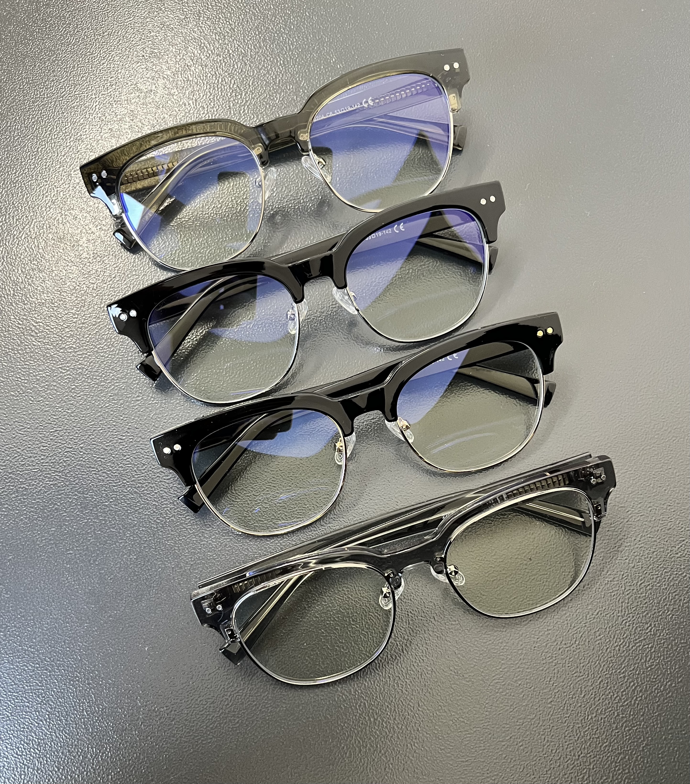 「知性と個性を彩るサーモントメガネの歴史」