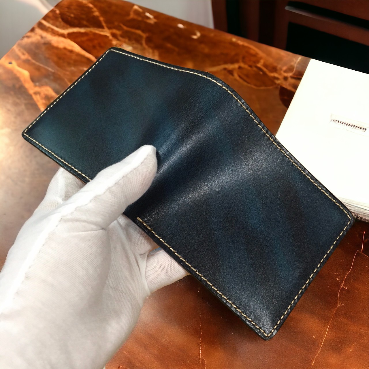 1点モノ☆美しい光沢のアドバンティックレザー 二つ折り財布