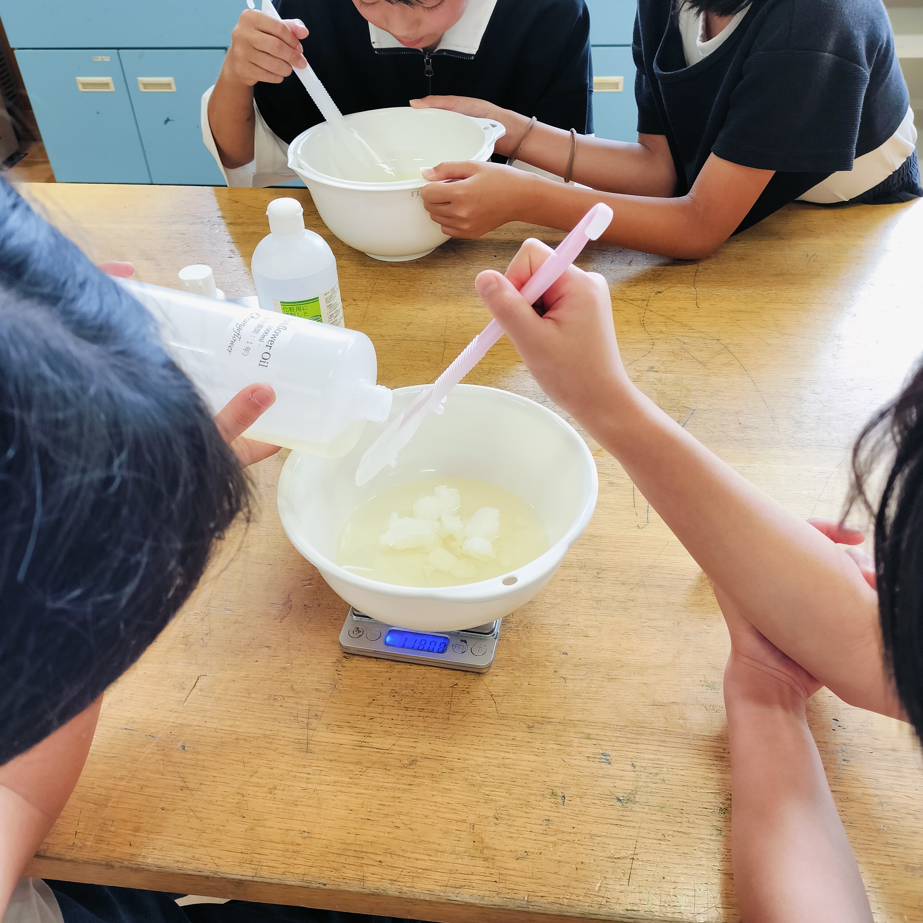 小学校でリキッドソープ作り体験