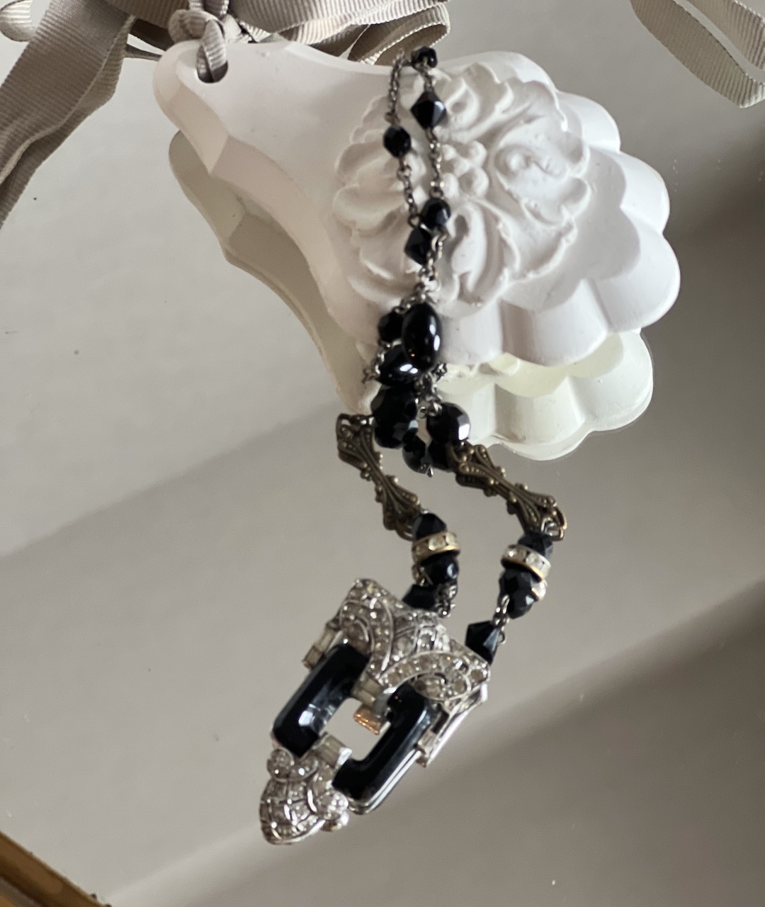 なぜ彼女はフェイクを選んだのか。−−−コスチュームジュエリーという美意識