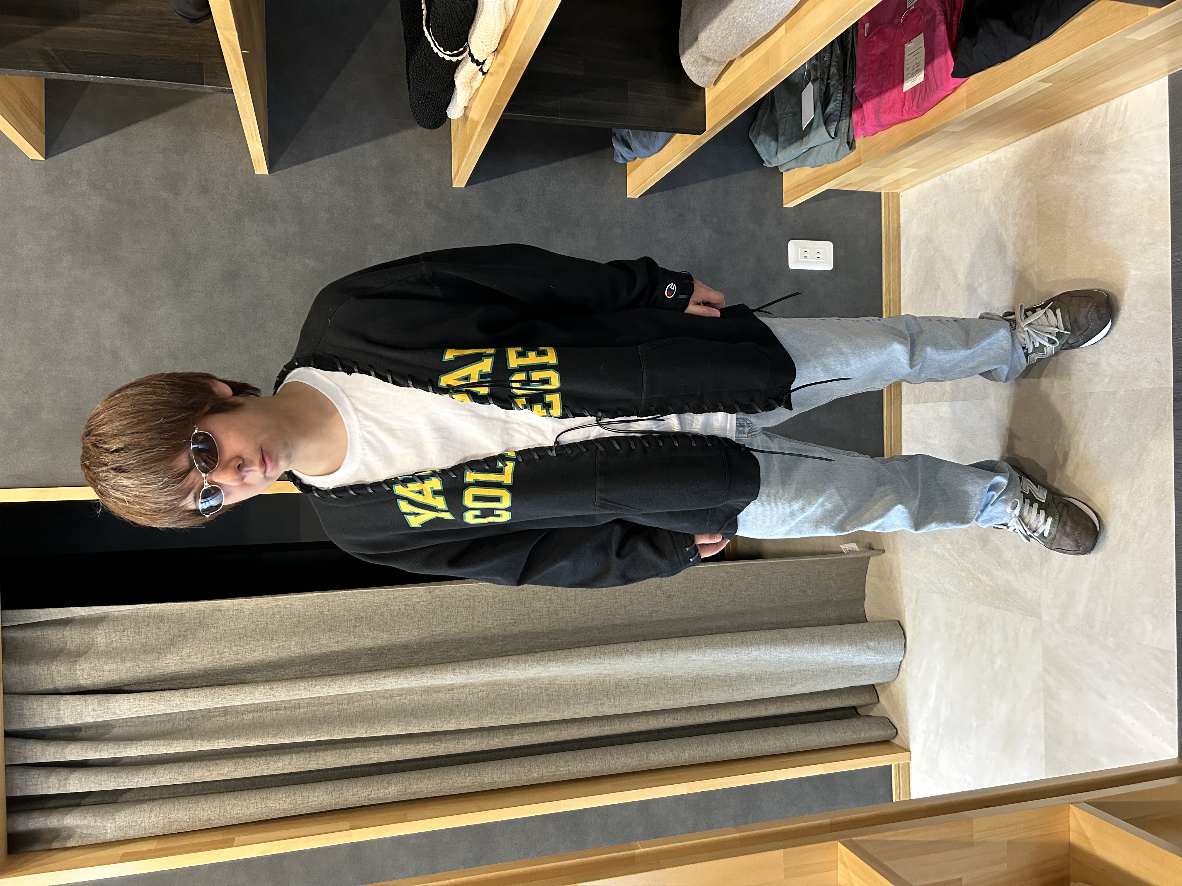 DISCOVEREDのチャンピオンのスウェットを加工した服です👕