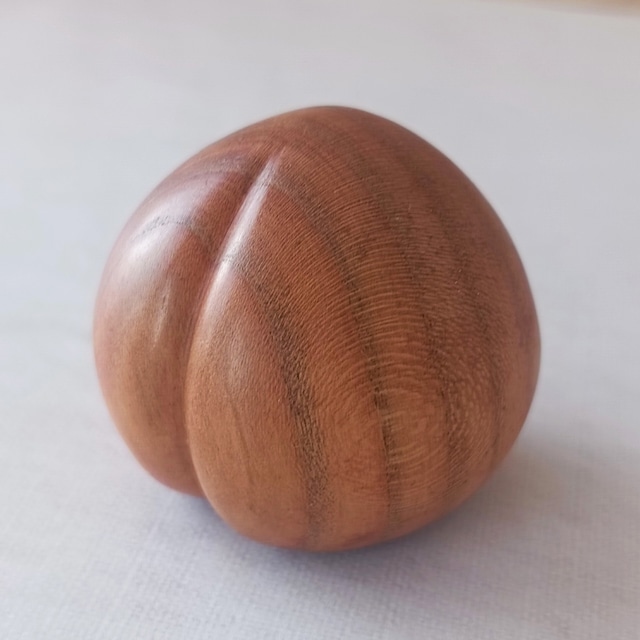 桃の木で作られた「なで桃」が最後になりました