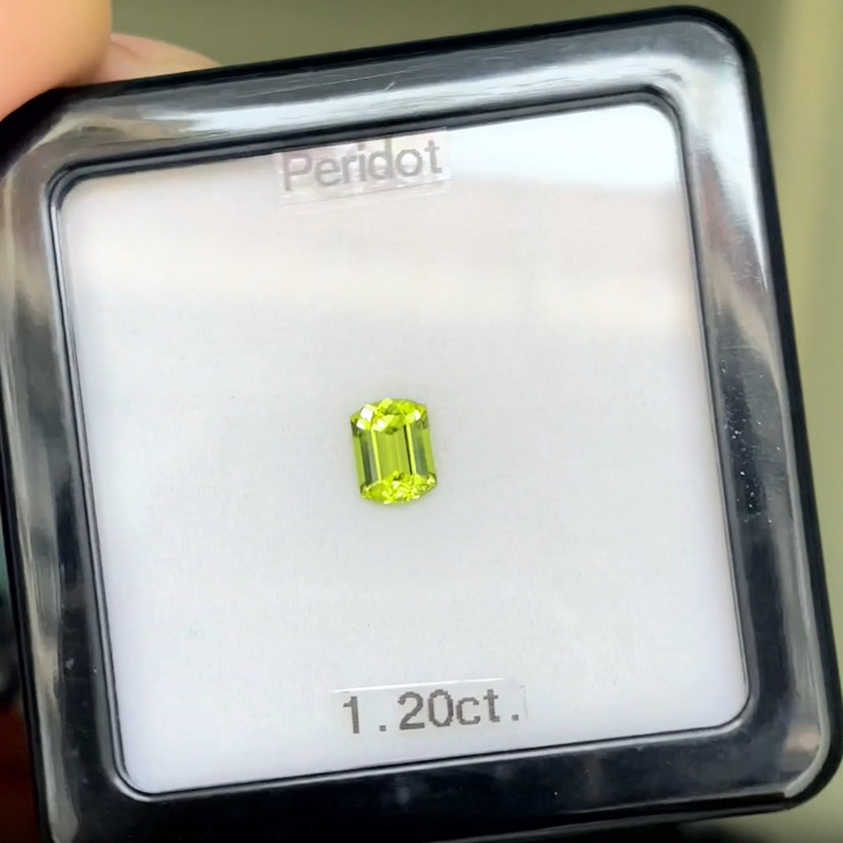 【Vol.16】スタッフの独り言：アメリカ産ペリドット 1.20ct