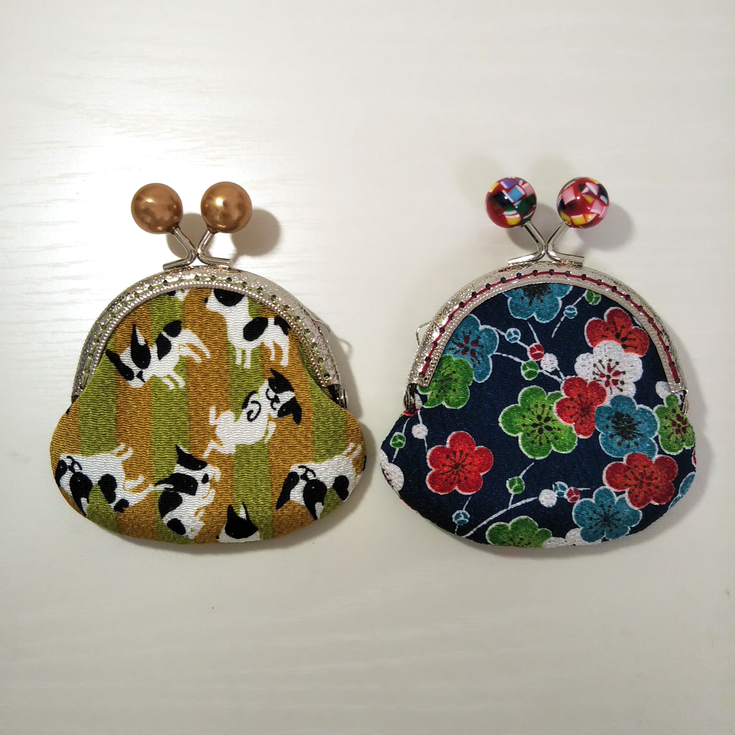 かわいいフレンチブルドッグ柄と、お洒落な梅柄のちりめん生地のがま口小銭入れ