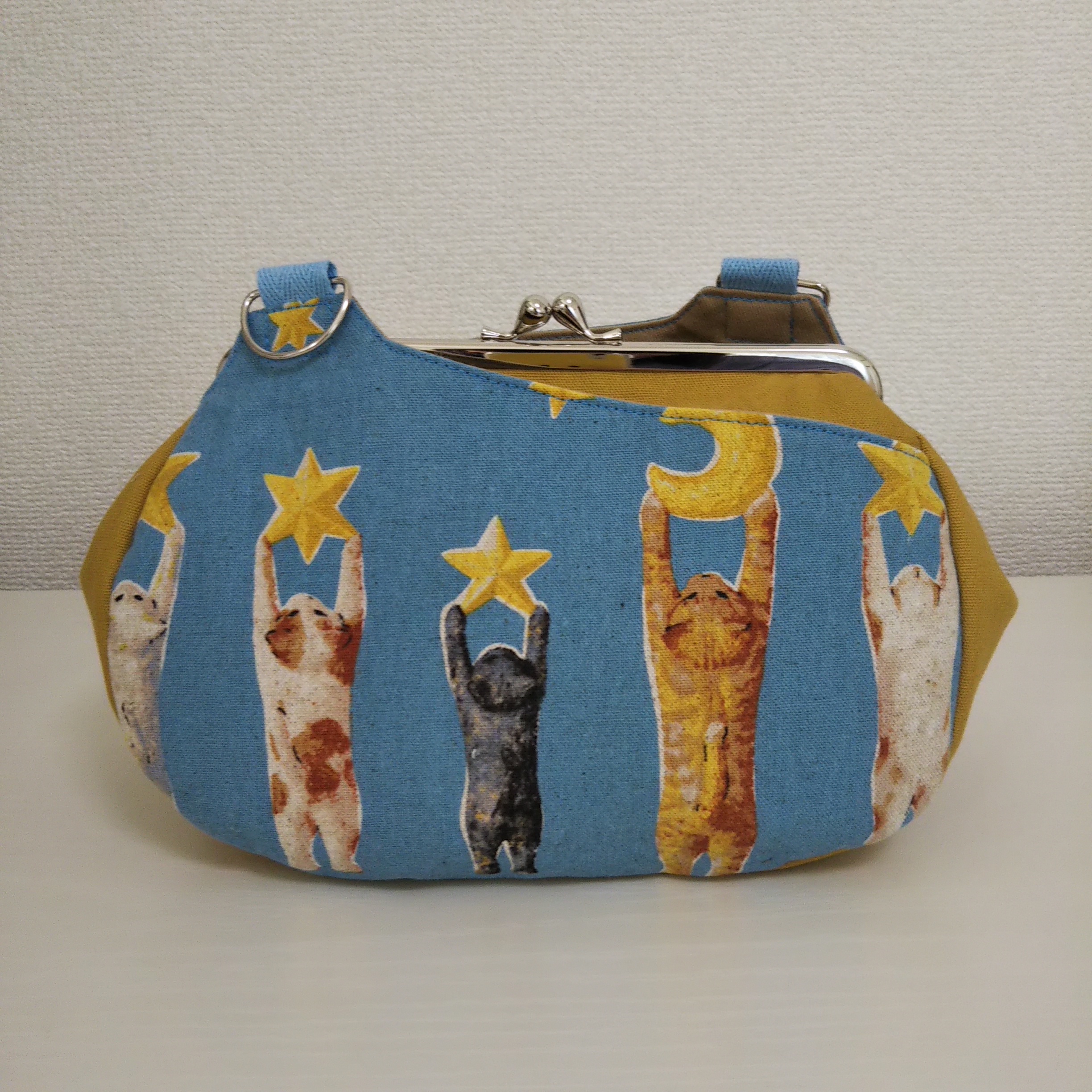なんともカワイイ！猫ちゃんの柄のあおりがま口ショルダーバッグ