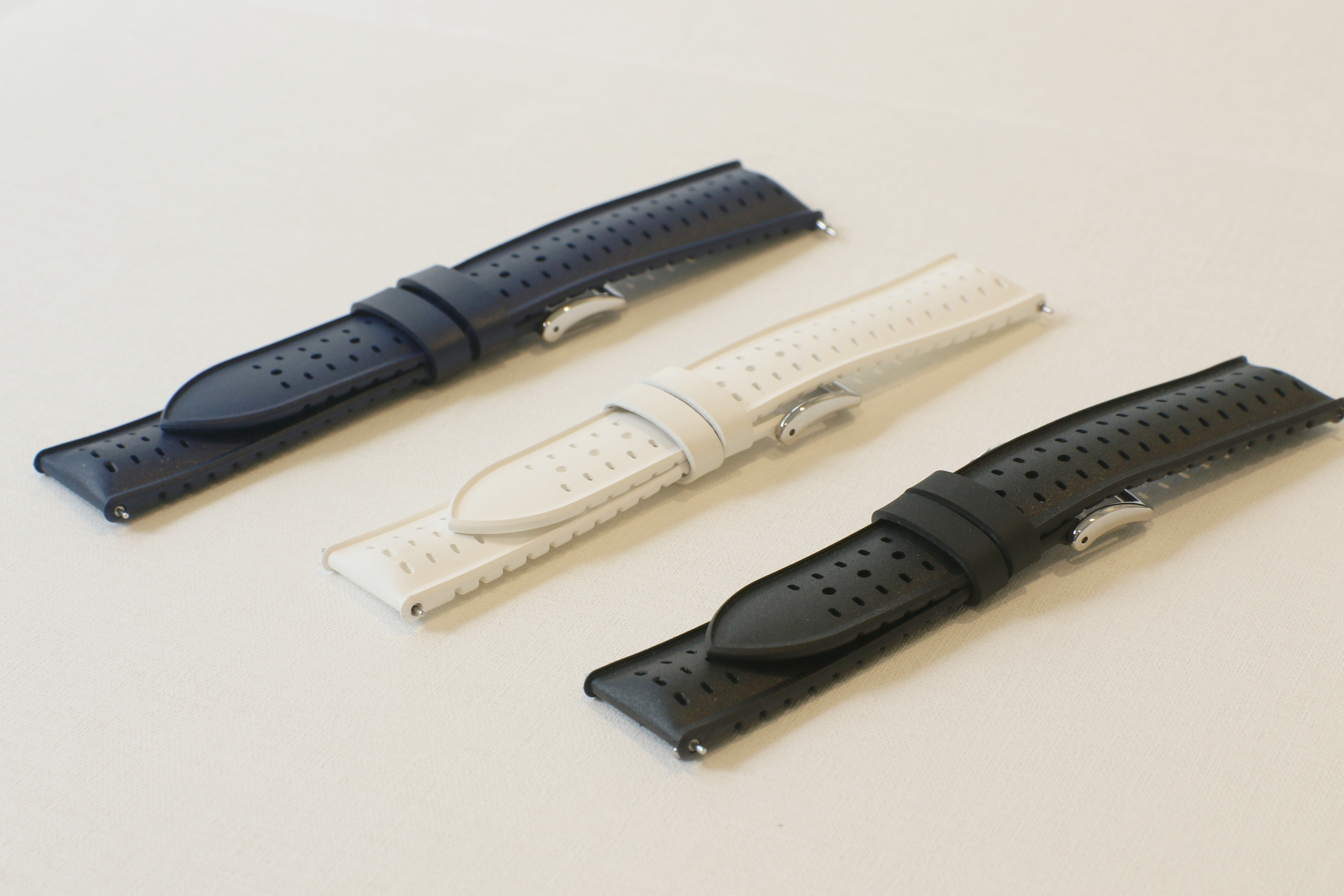 ヒルシュ 新作カウチューク（天然ゴム）ストラップ 入荷いたしました