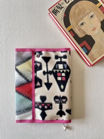 カラフルな銘仙ブックカバー